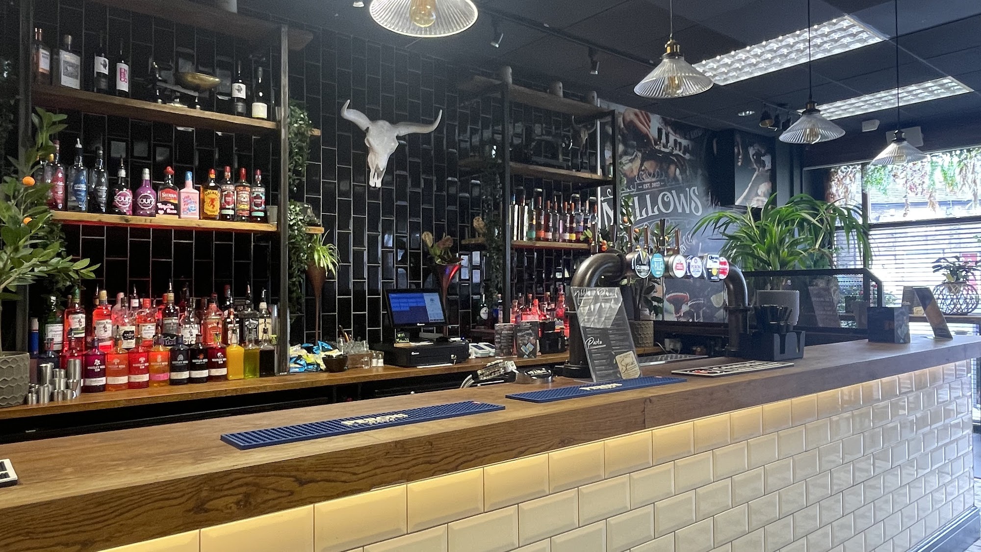 Mellows Lounge Bar & Eatery