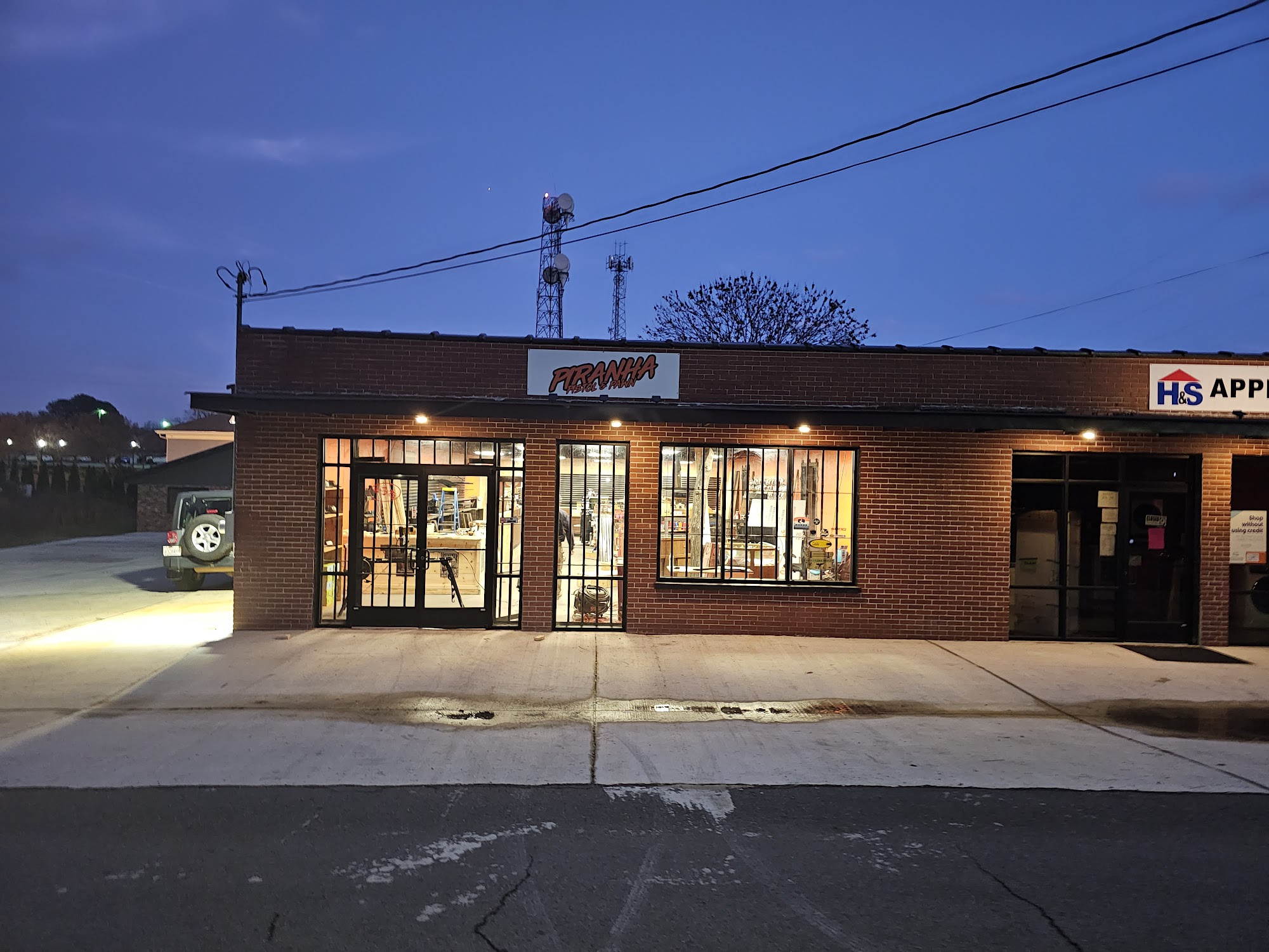 Piranha Pistol and Pawn Inc. Arab