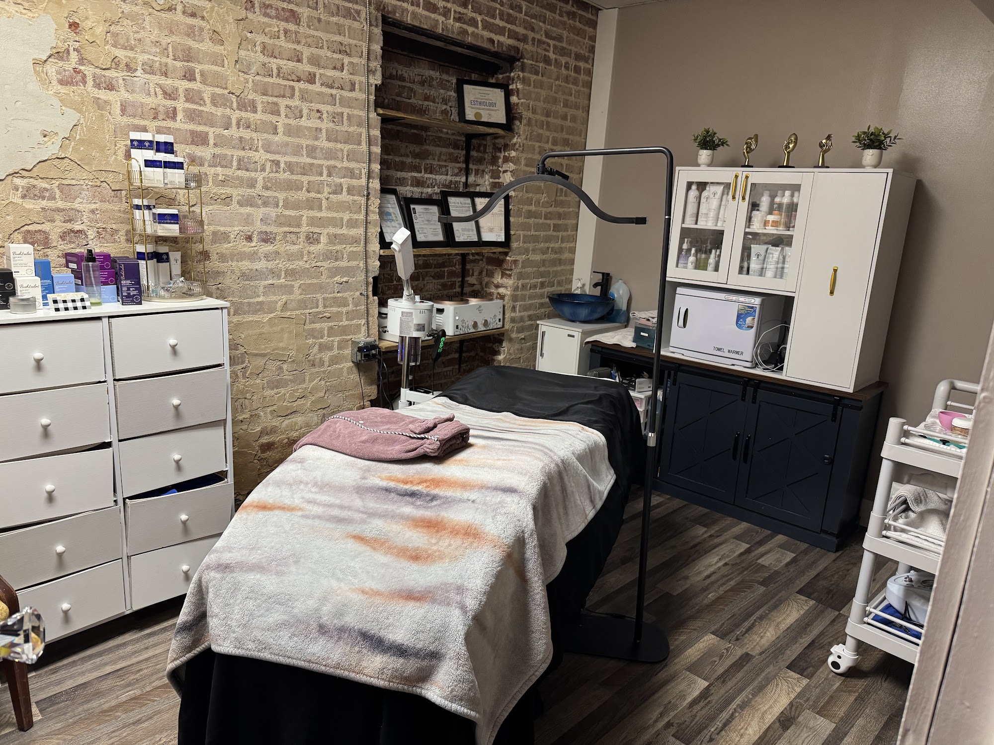 Babe Cave Esthetics LLC 323 1st Ave E, Oneonta Alabama 35121