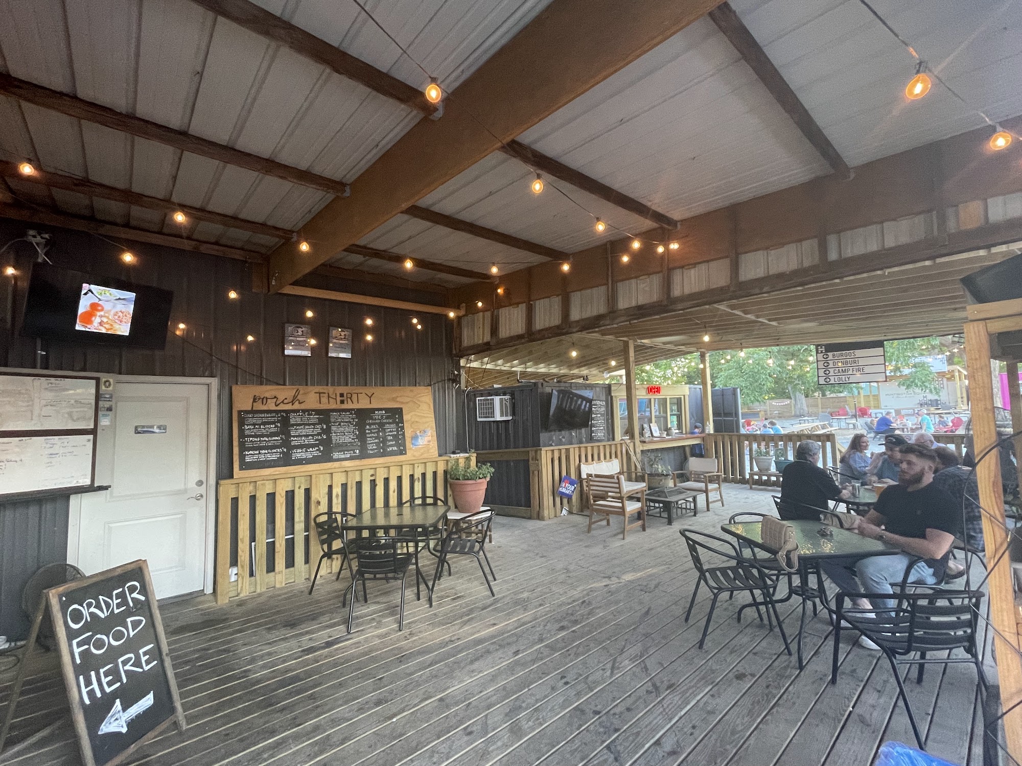 Huntington Square | Downtown Jonesboro | outdoor food truck lot | indoor bar Jonesboro