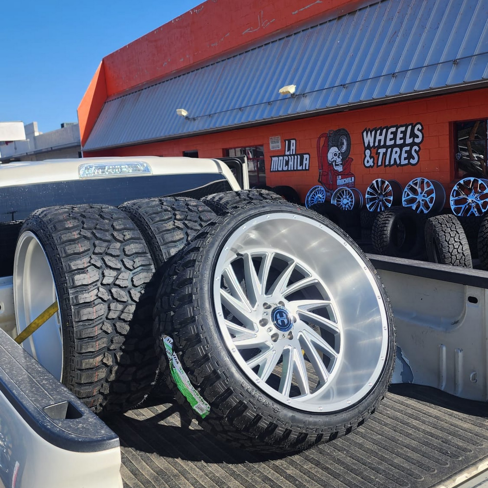 La mochila wheels and tires