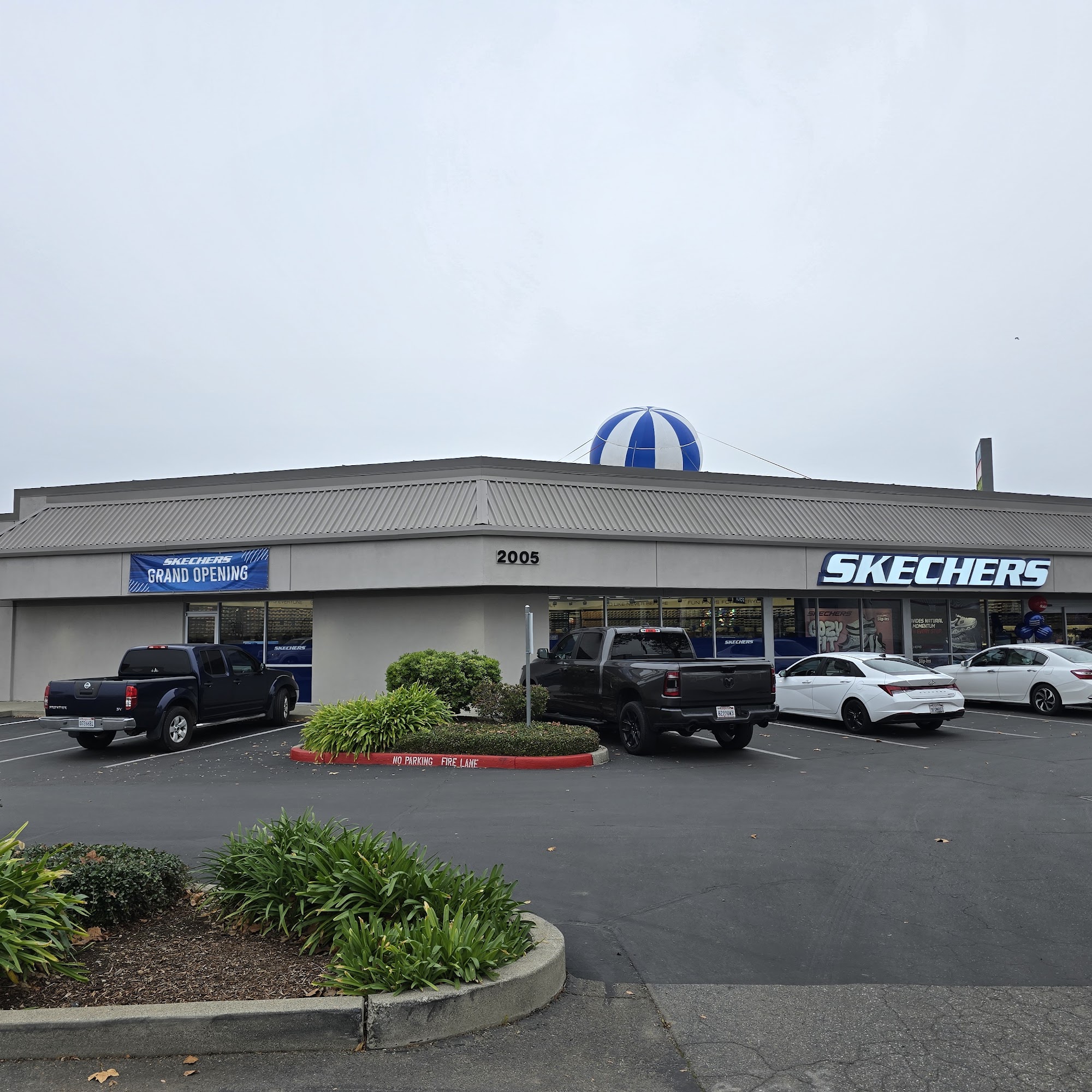 SKECHERS Warehouse Outlet Chico