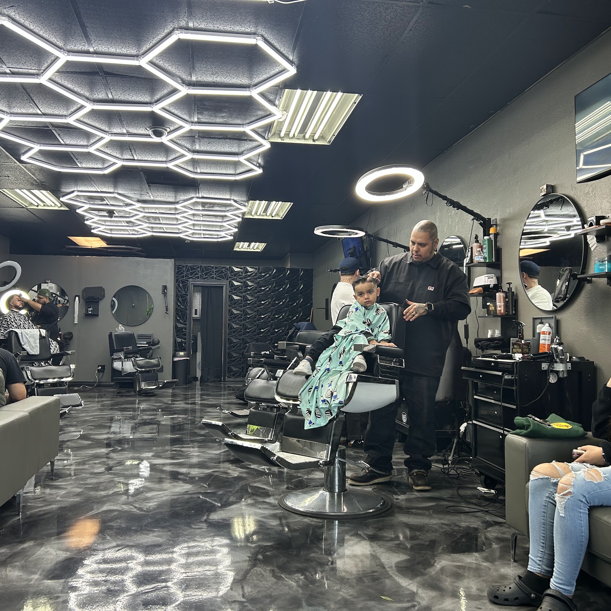 STUDIO 909 BARBERING 823 W Valley Blvd, Colton California 92324