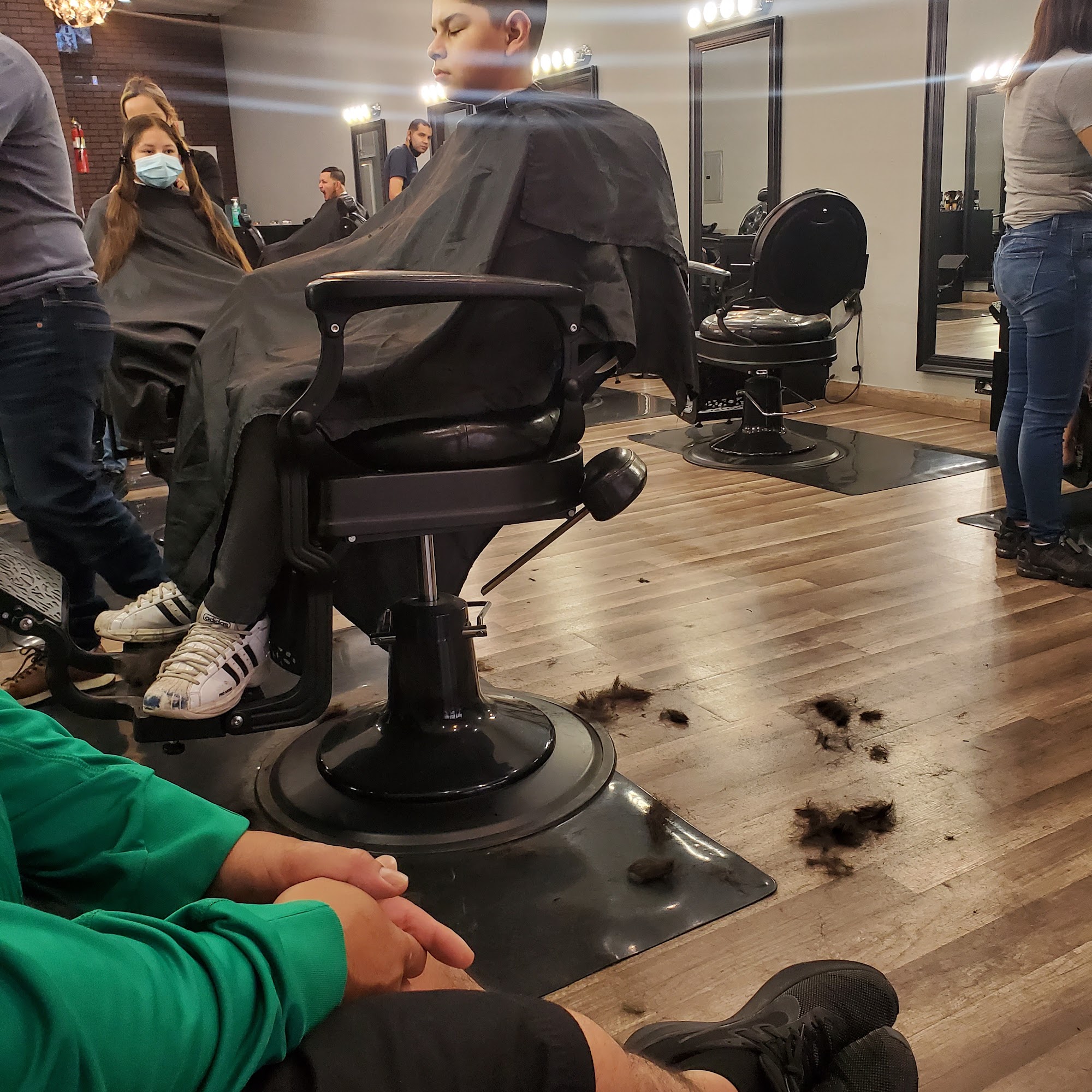 Del Cielo Salon y Barber 2021 N Long Beach Blvd, Compton California 90221