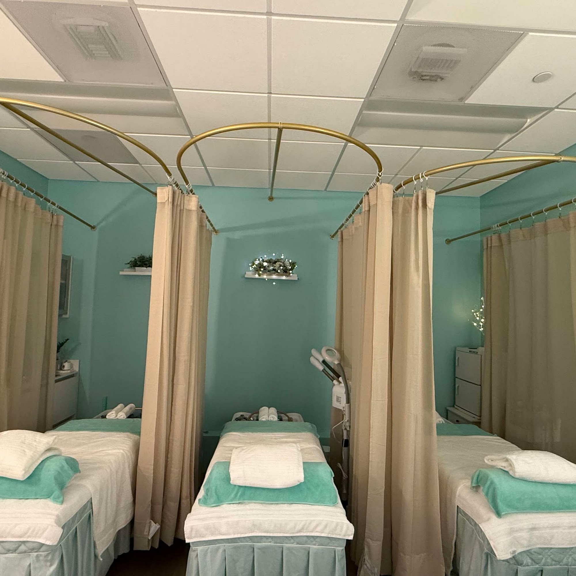 Mint Spa Studio Inside Sola Salon, 18305 Brookhurst St Suite 19, Fountain Valley California 92708