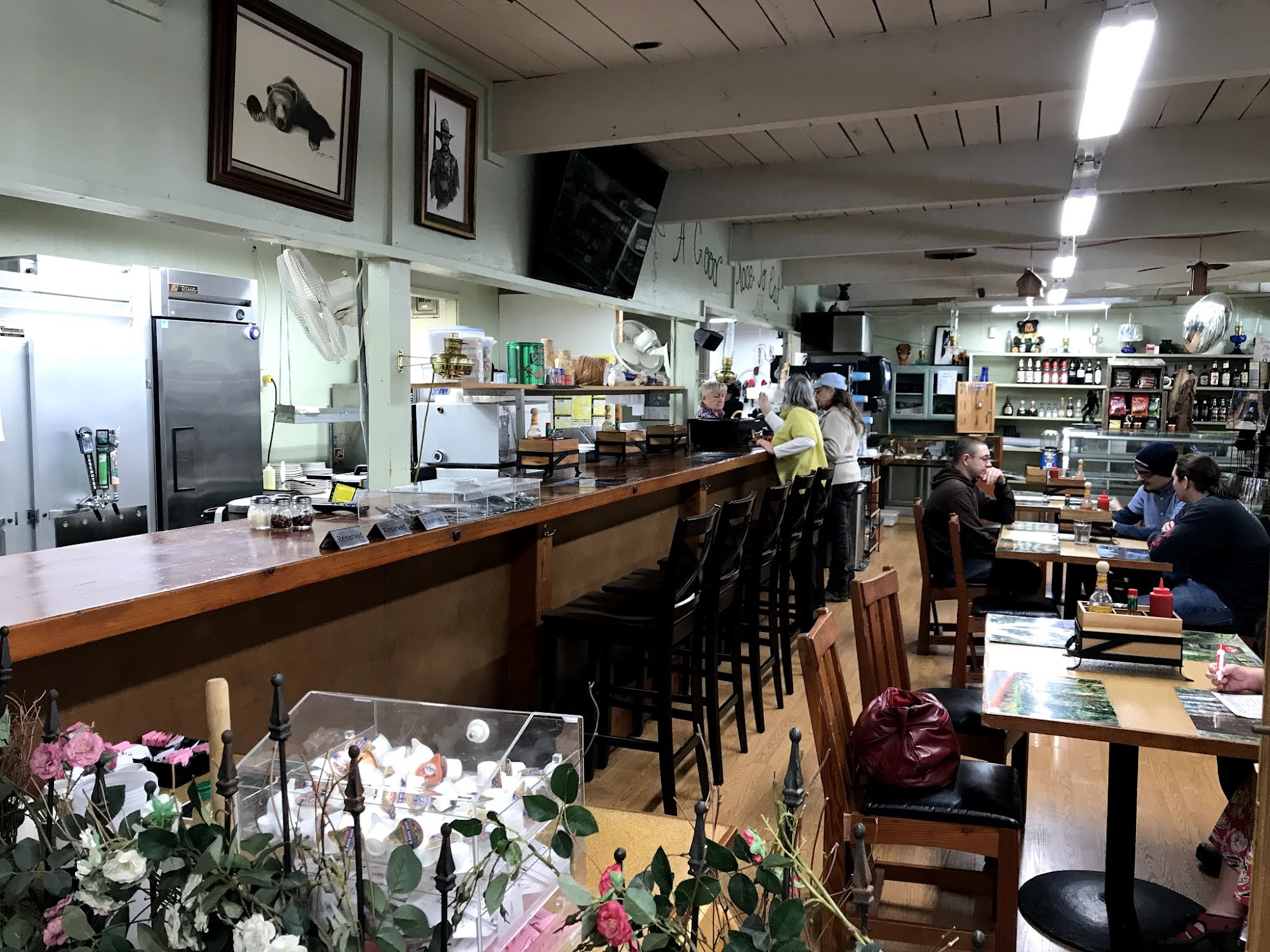 Woodland Villa Cabins - Restaurant - Market Klamath