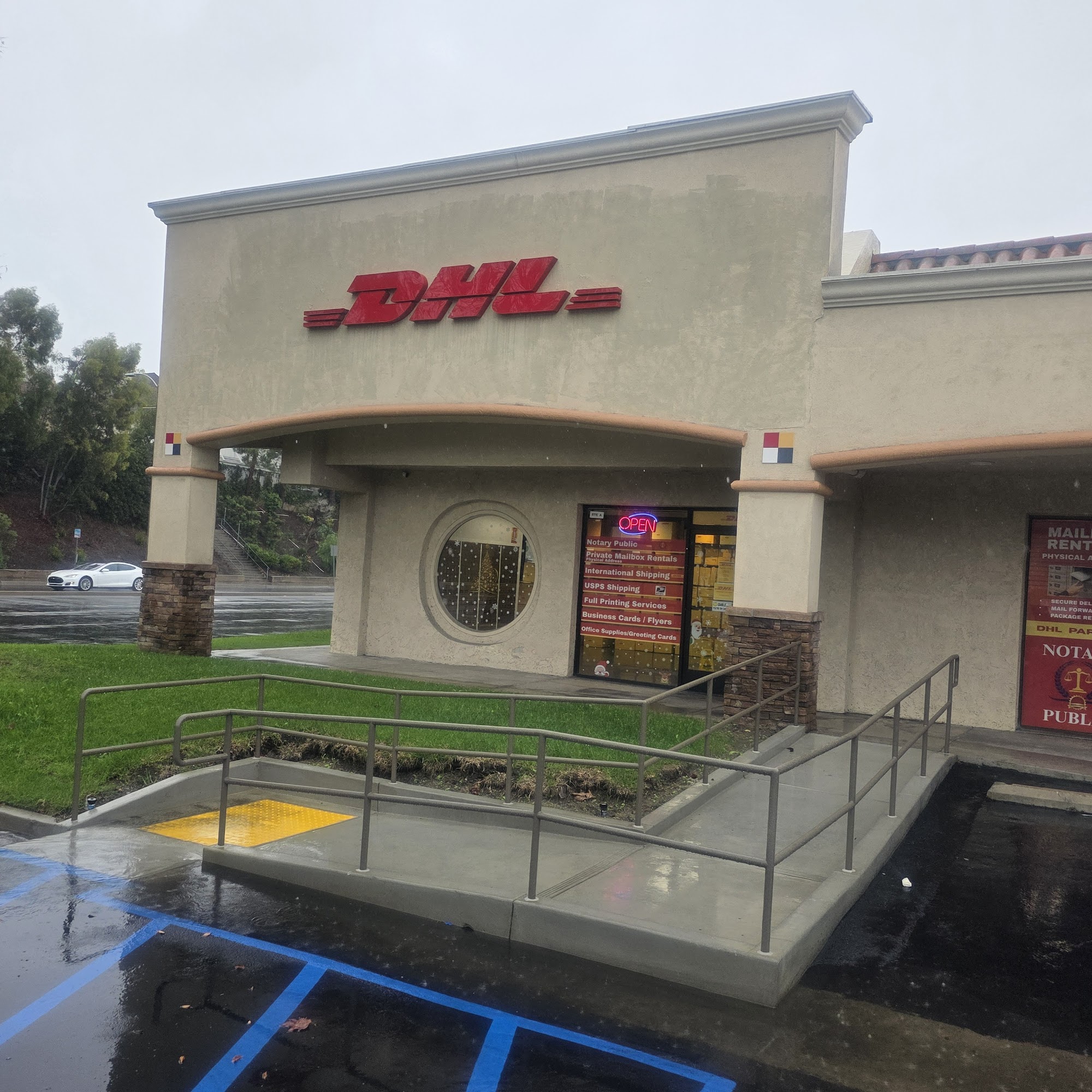 DHL Express Service Point Laguna / Mission Viejo