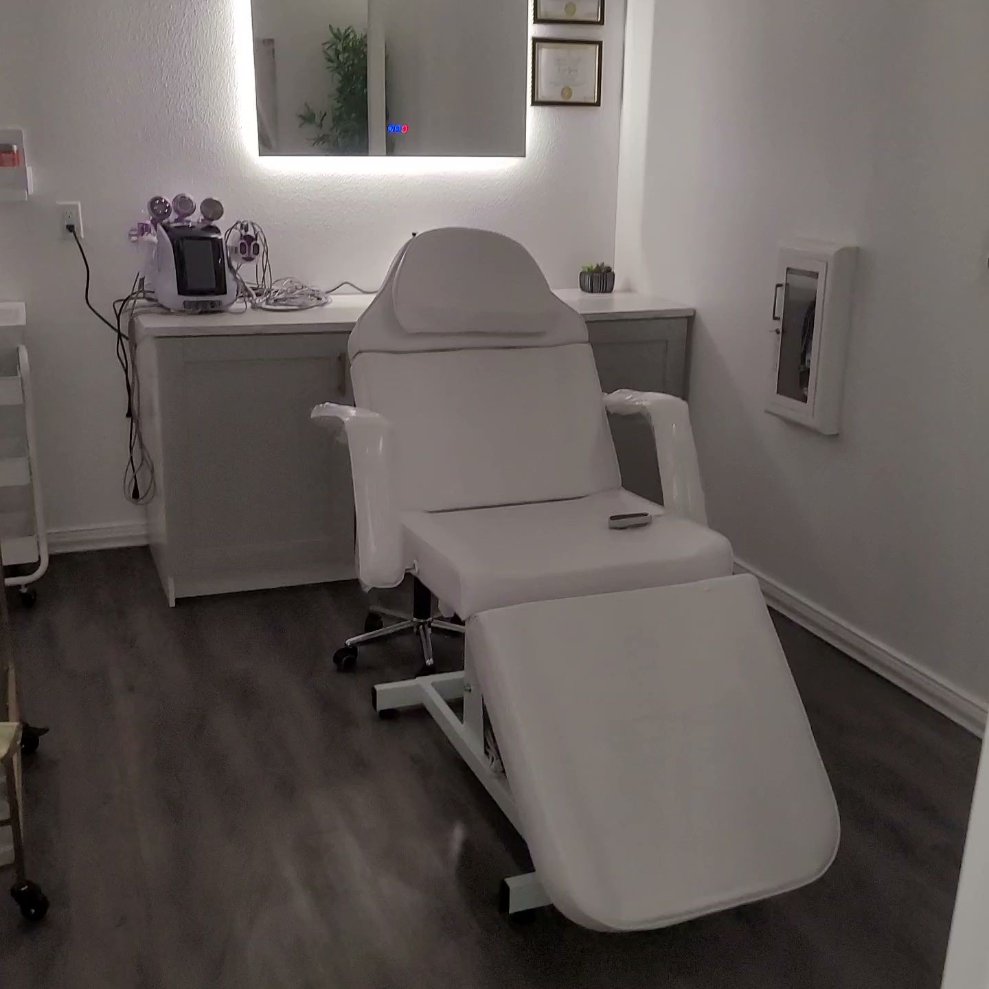 CROWNED HAIR SALON & BEAUTYSUITES 1100 Carver Rd suite K, Modesto California 95350