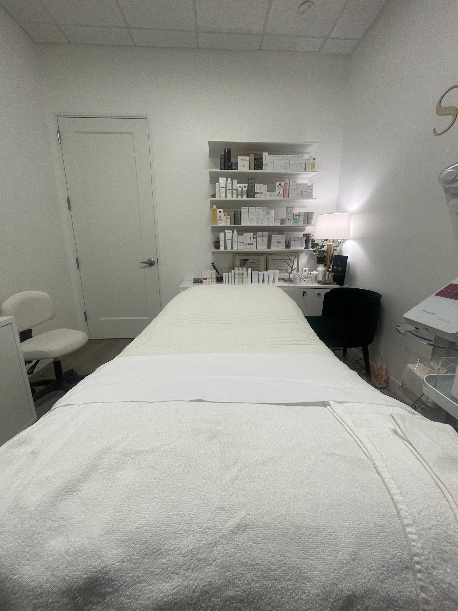 Starkiv Beauty 2221 Sunset Blvd #117, Rocklin California 95765