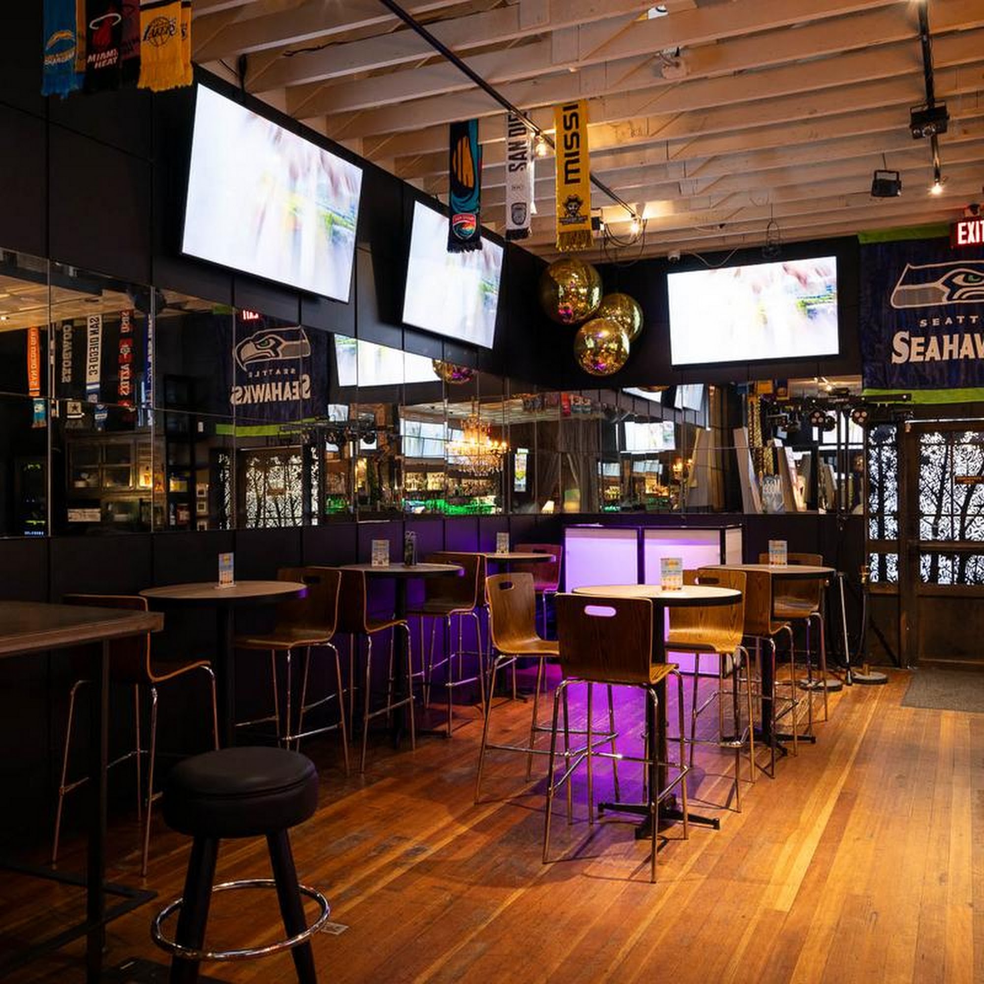 R Place Bar & Eatery