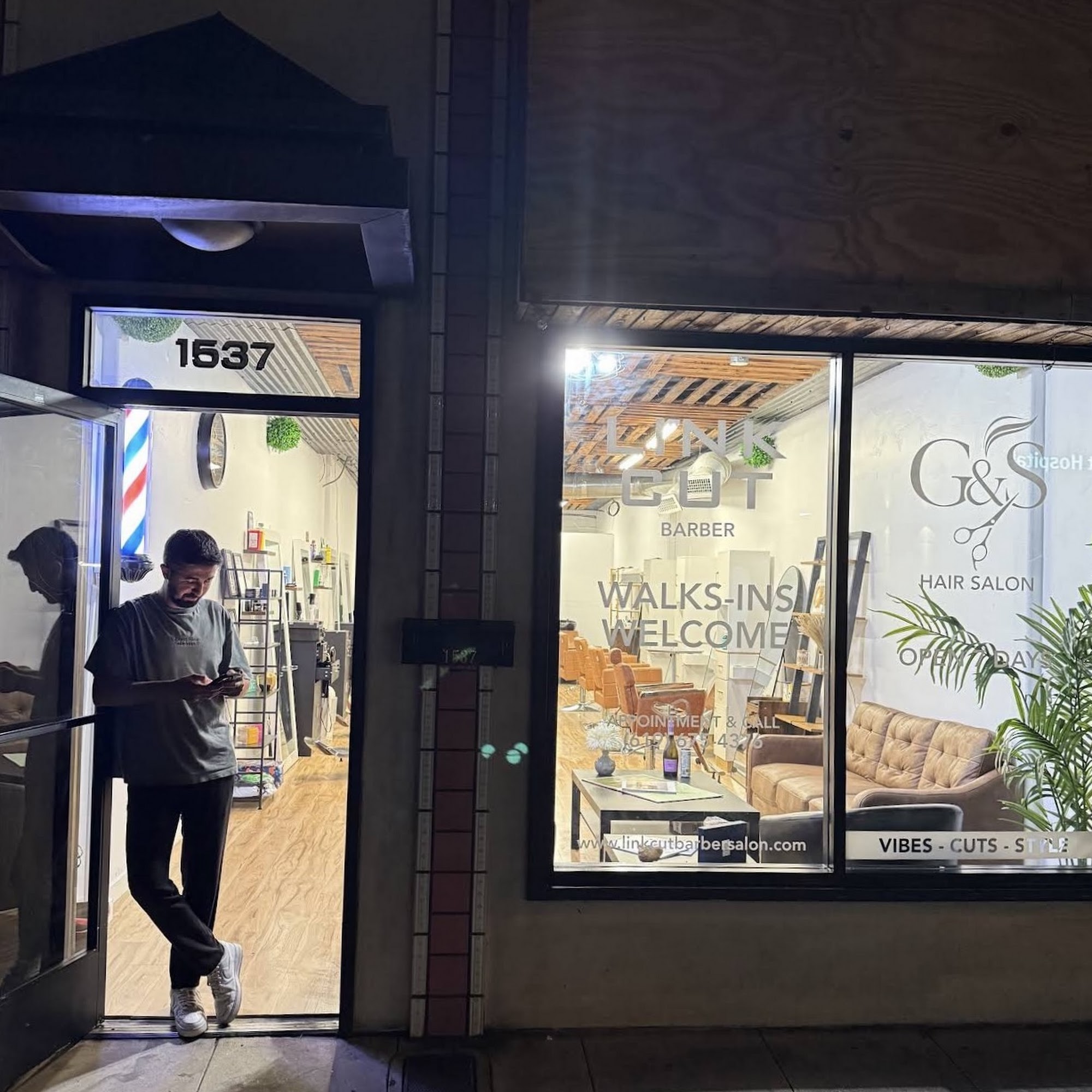 Sam Fernandes Barber