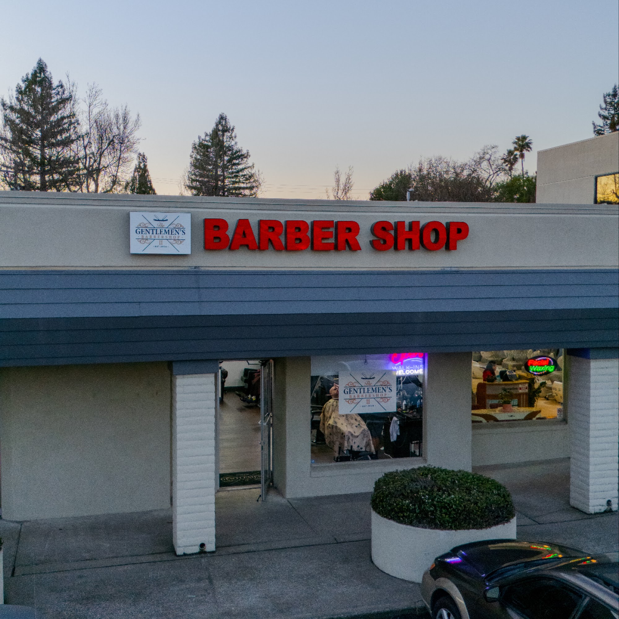 THE GENTLEMEN’S BARBERSHOP 2 676 Larkfield Center, Santa Rosa California 95403