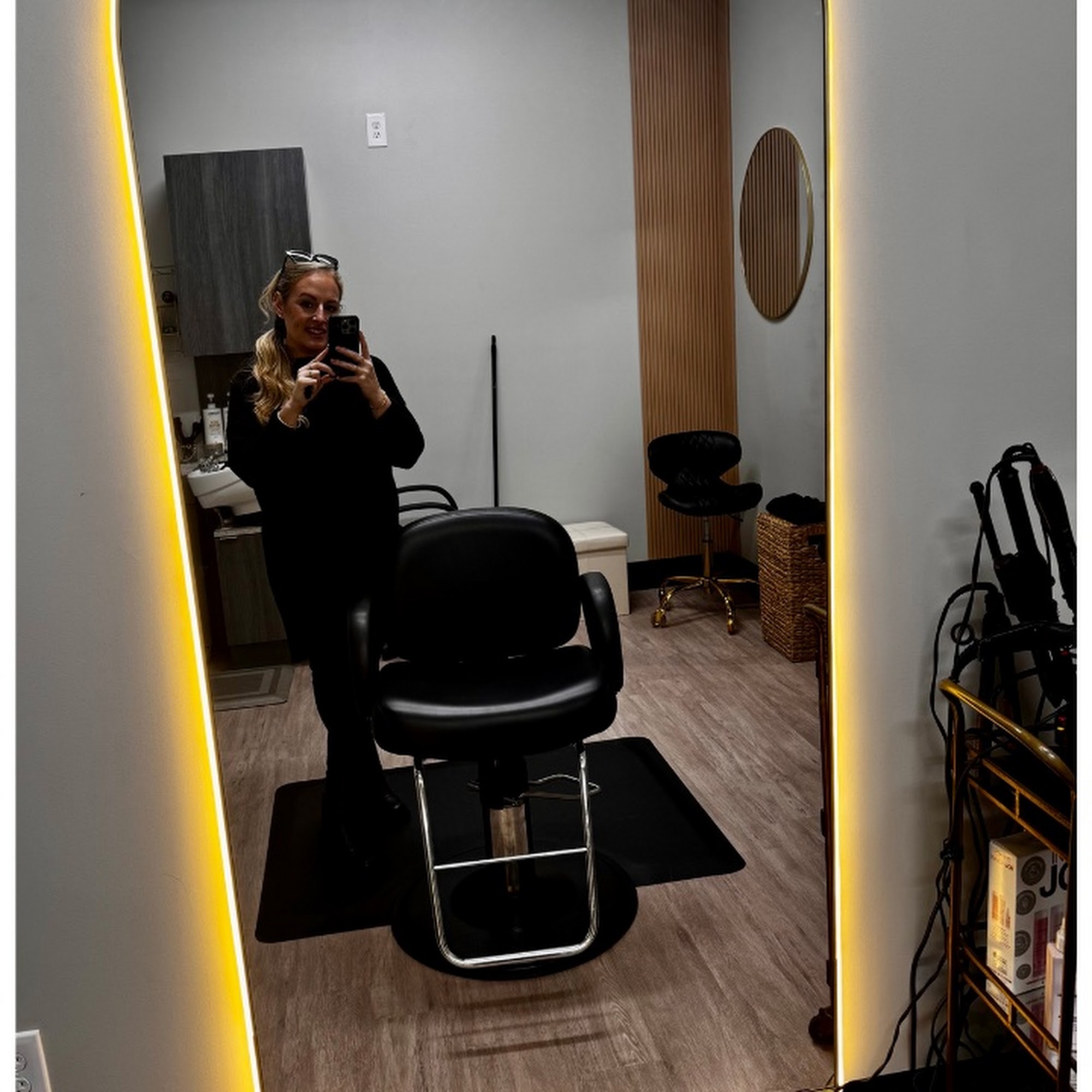 Schön Salón 190 Donahue St #6, Sausalito California 94965