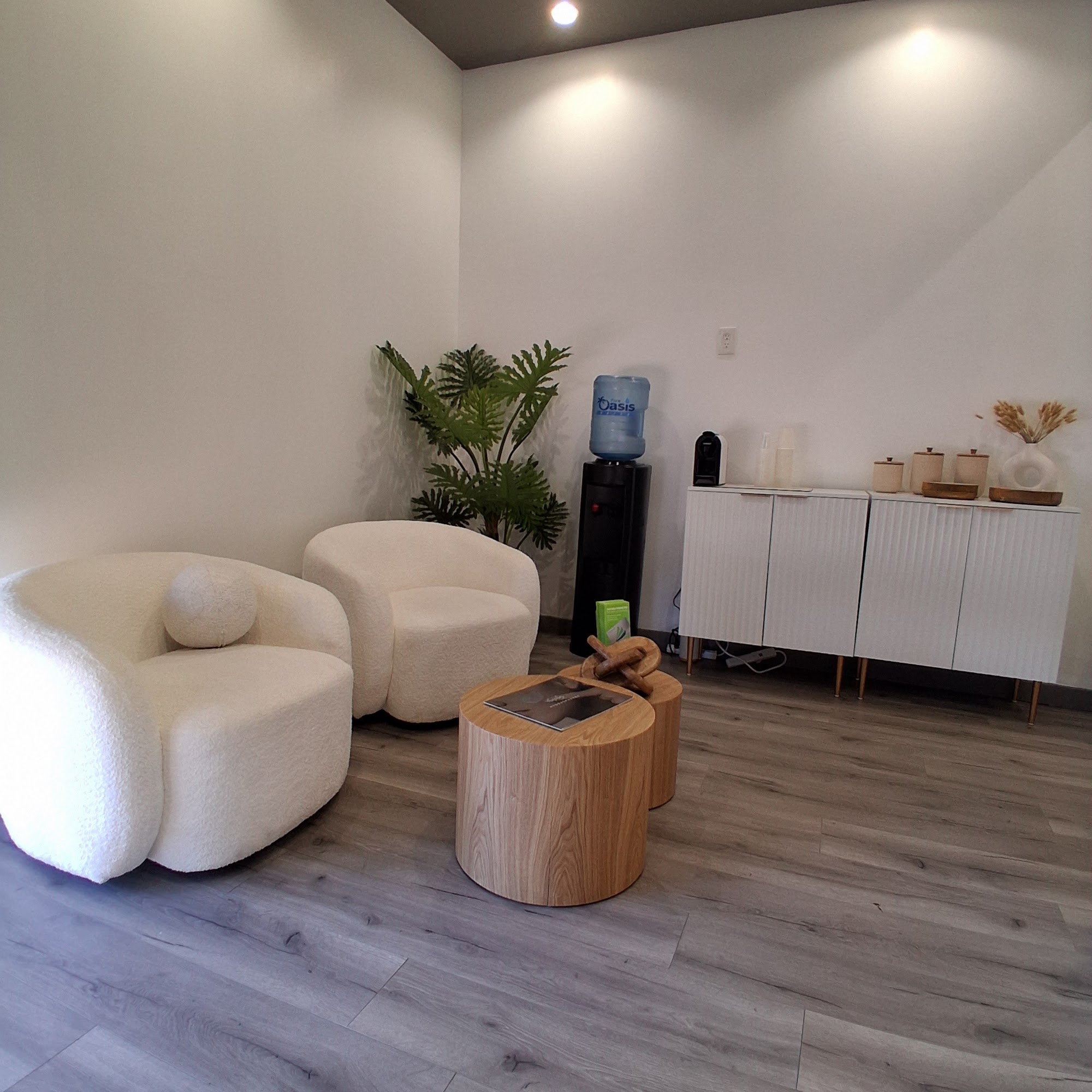 Valencia Beauty spa 23734 Valencia Blvd #110, Valencia California 91355