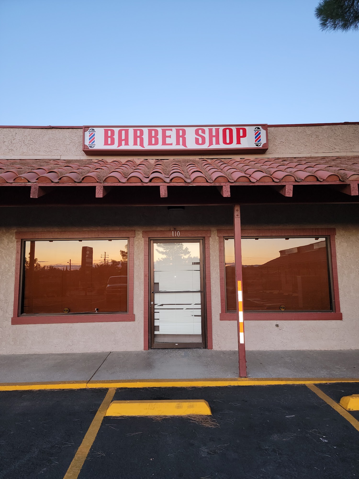 Obsidian Barber Haus 14335 Hesperia Rd, Victorville California 92395