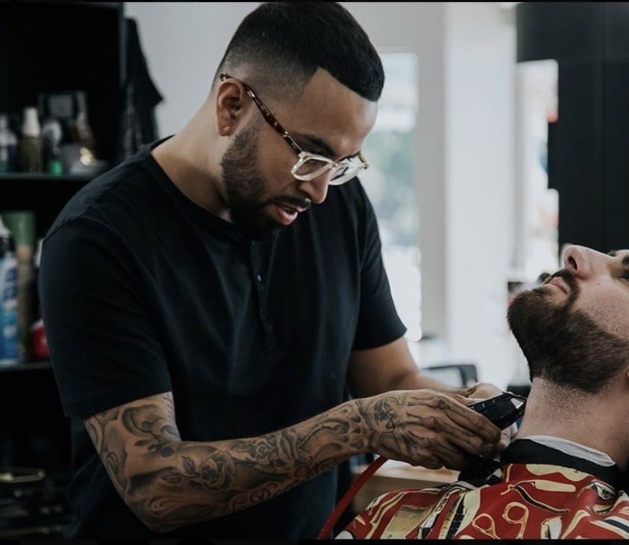 E the Barber 7138 Shoup Ave, West Hills California 91307