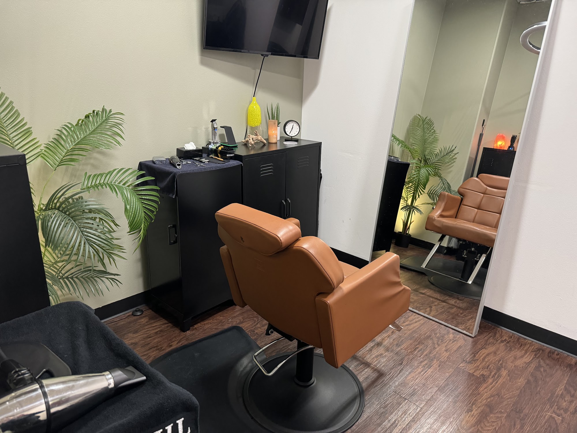 AP3-CUTZ 1051 Glendon Ave, Westwood California 90024