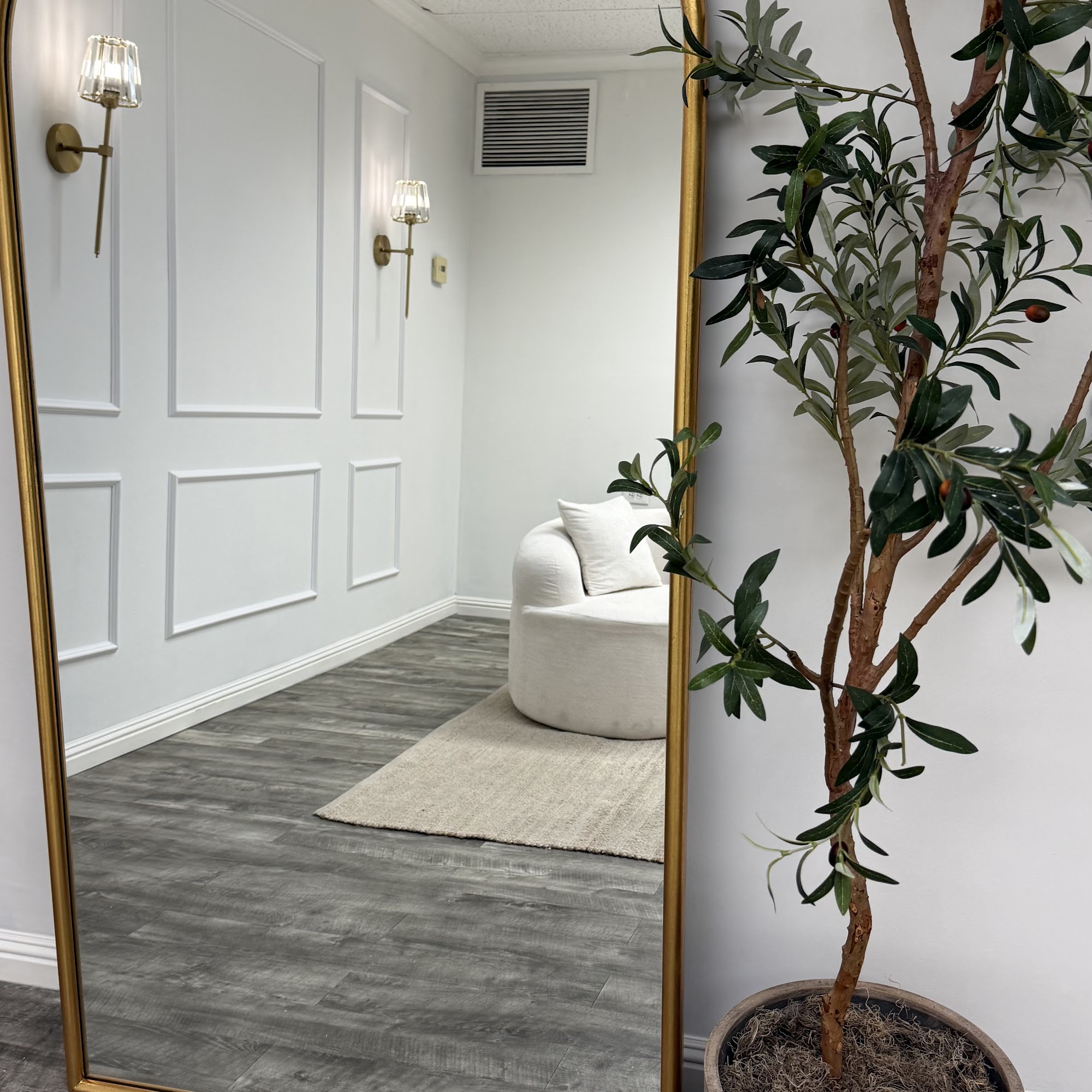 silk and sugar lounge 14408 Whittier Blvd SUITE A-3, Whittier California 90605