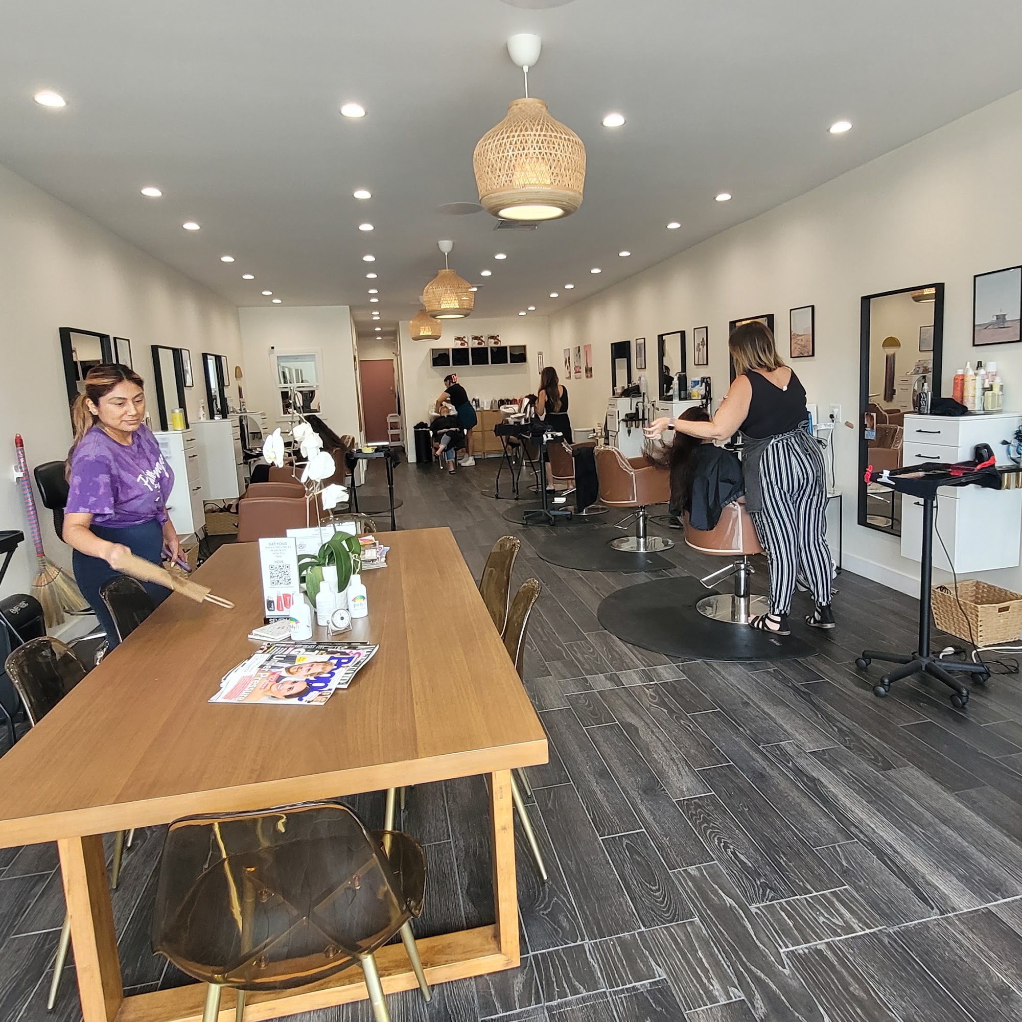 Mane Idol Salon 22845 Ventura Blvd, Woodland Hills California 91364