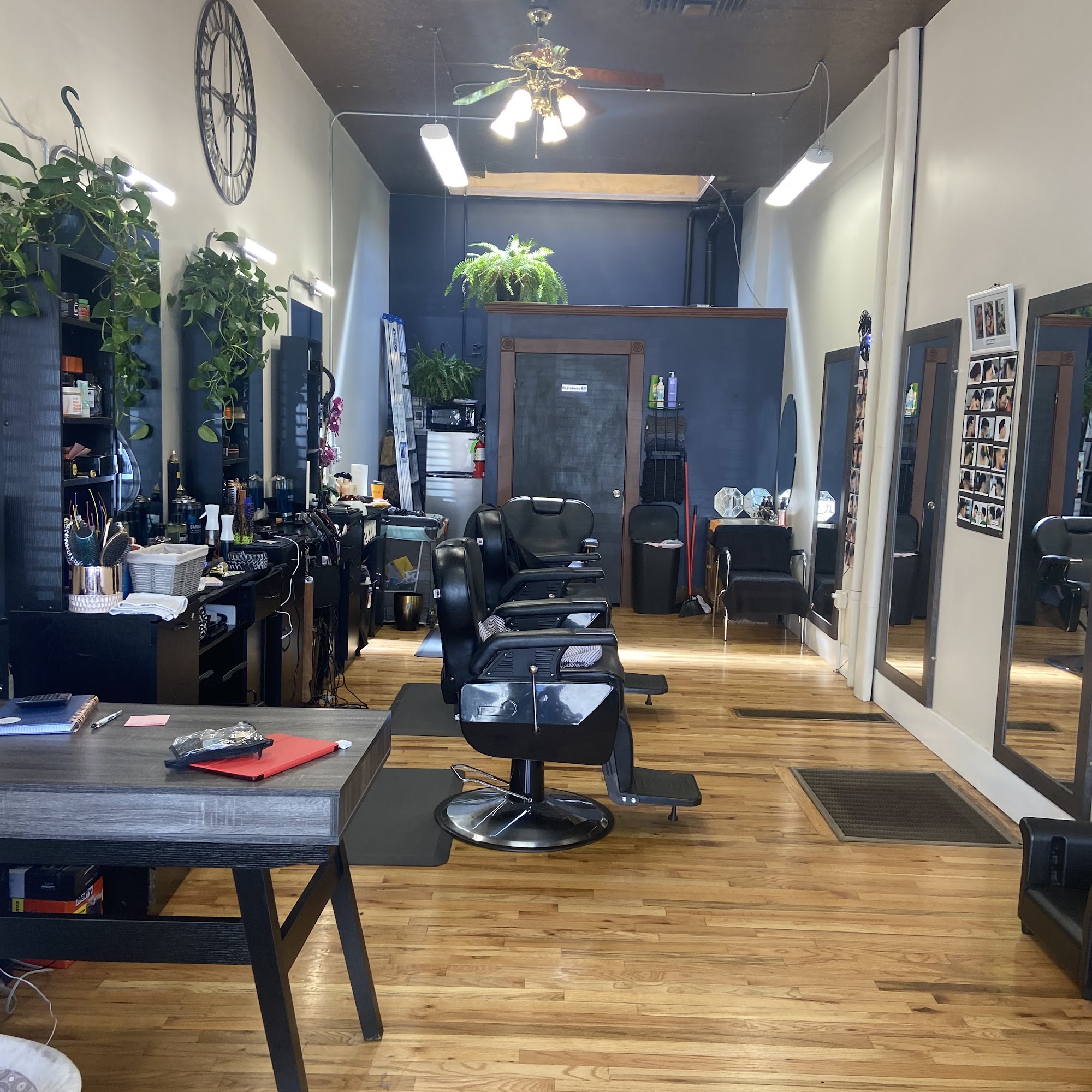 Hechiceros Barber and Beauty Salón