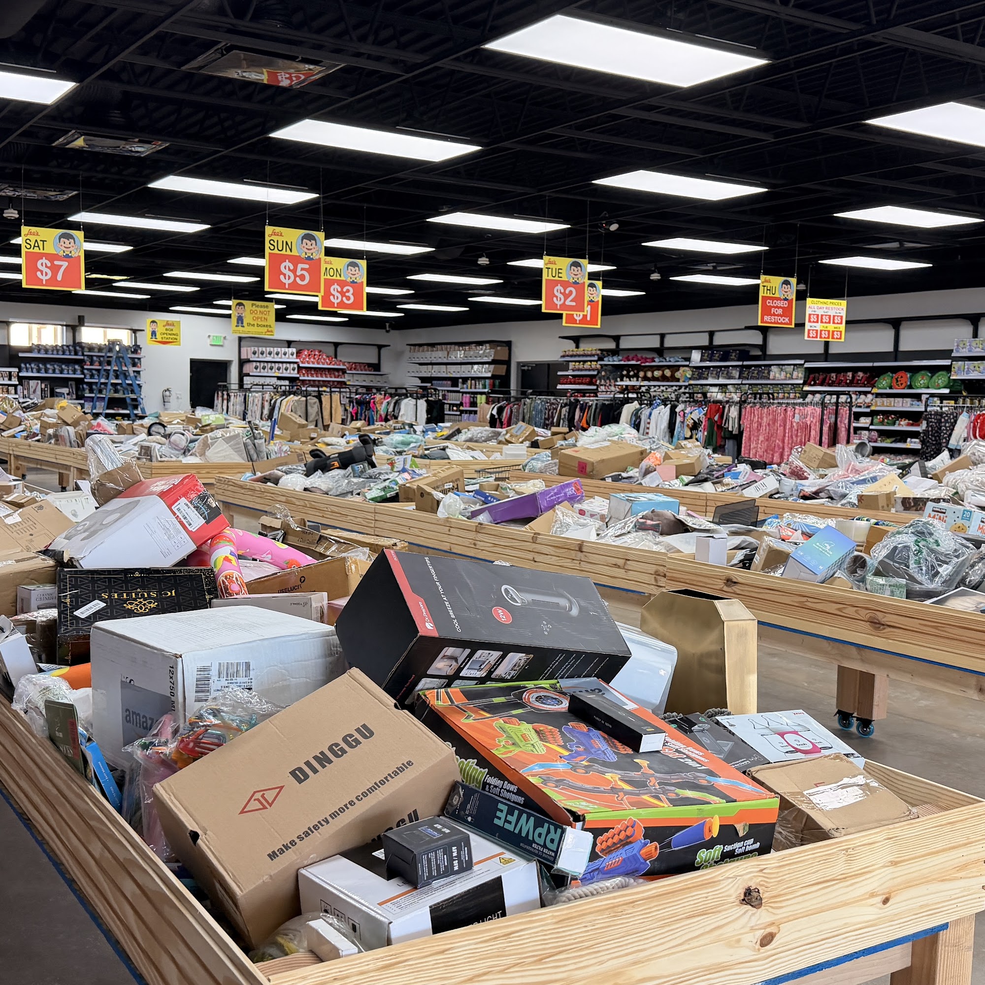 LEO'S DISCOUNT & BIN STORE