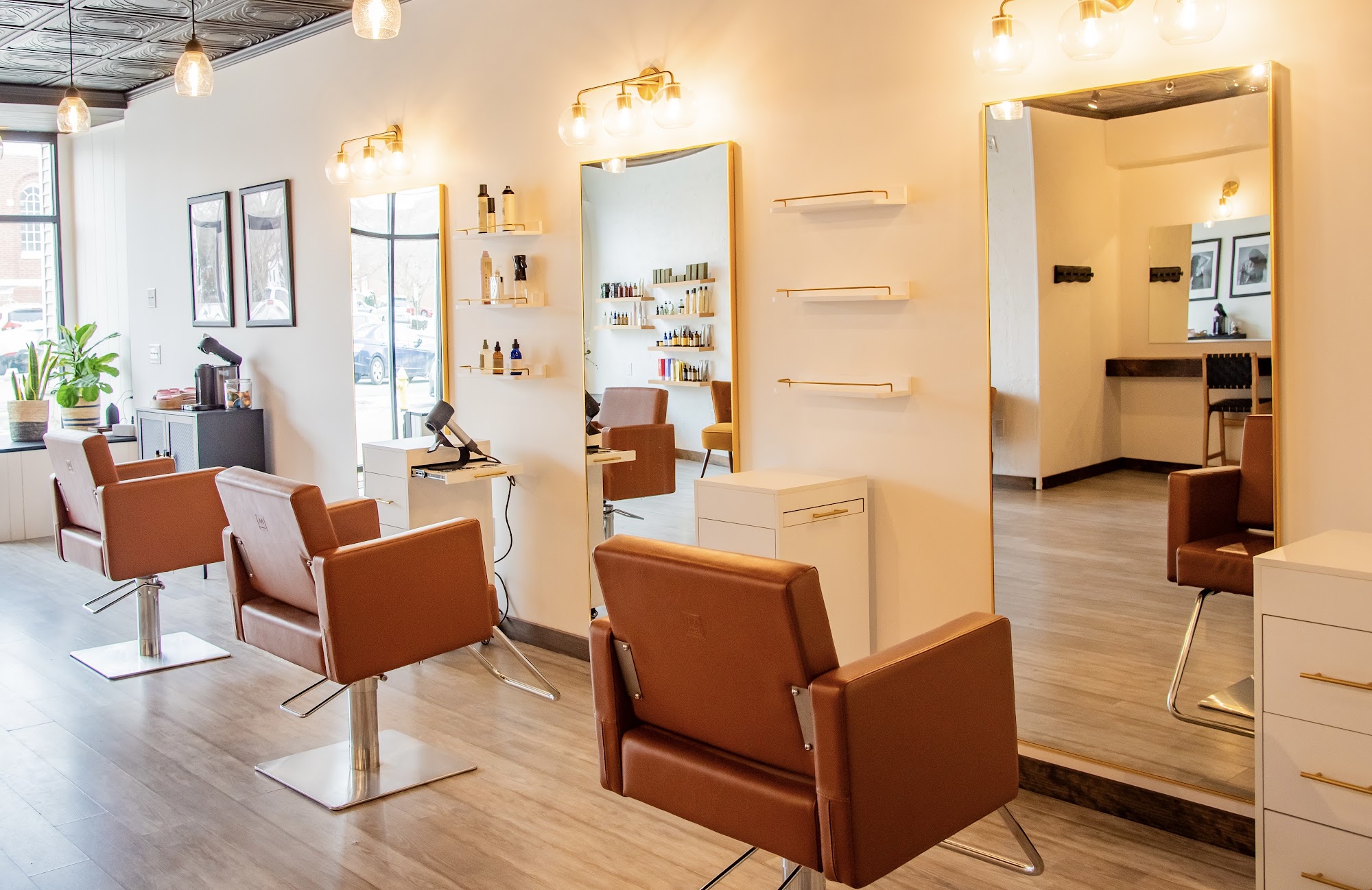 Salon de Coiffure 113 River St, Milford Connecticut 06460