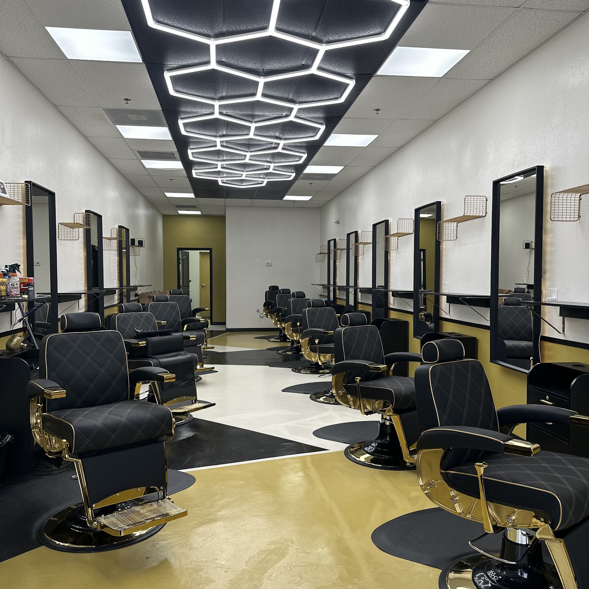 Golden Touch Barber Lounge 995 W Orange Blossom Trail, Apopka Florida 32712