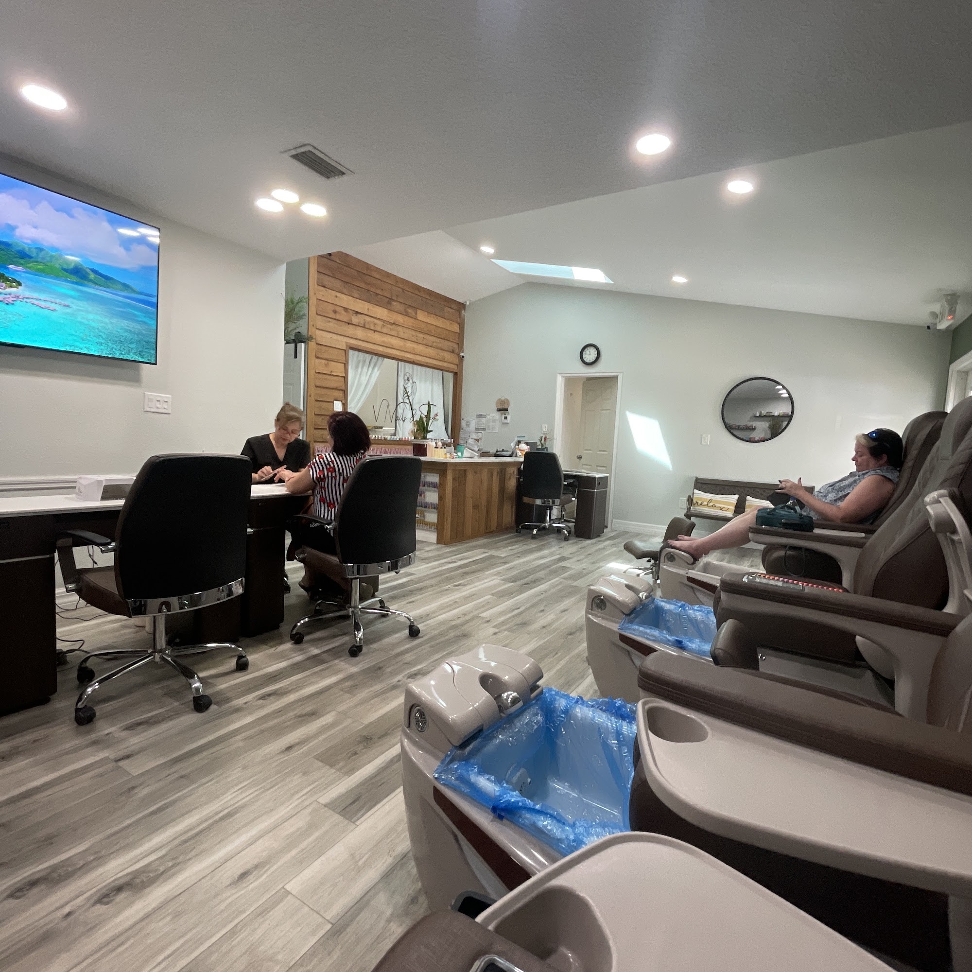V Nails & Spa