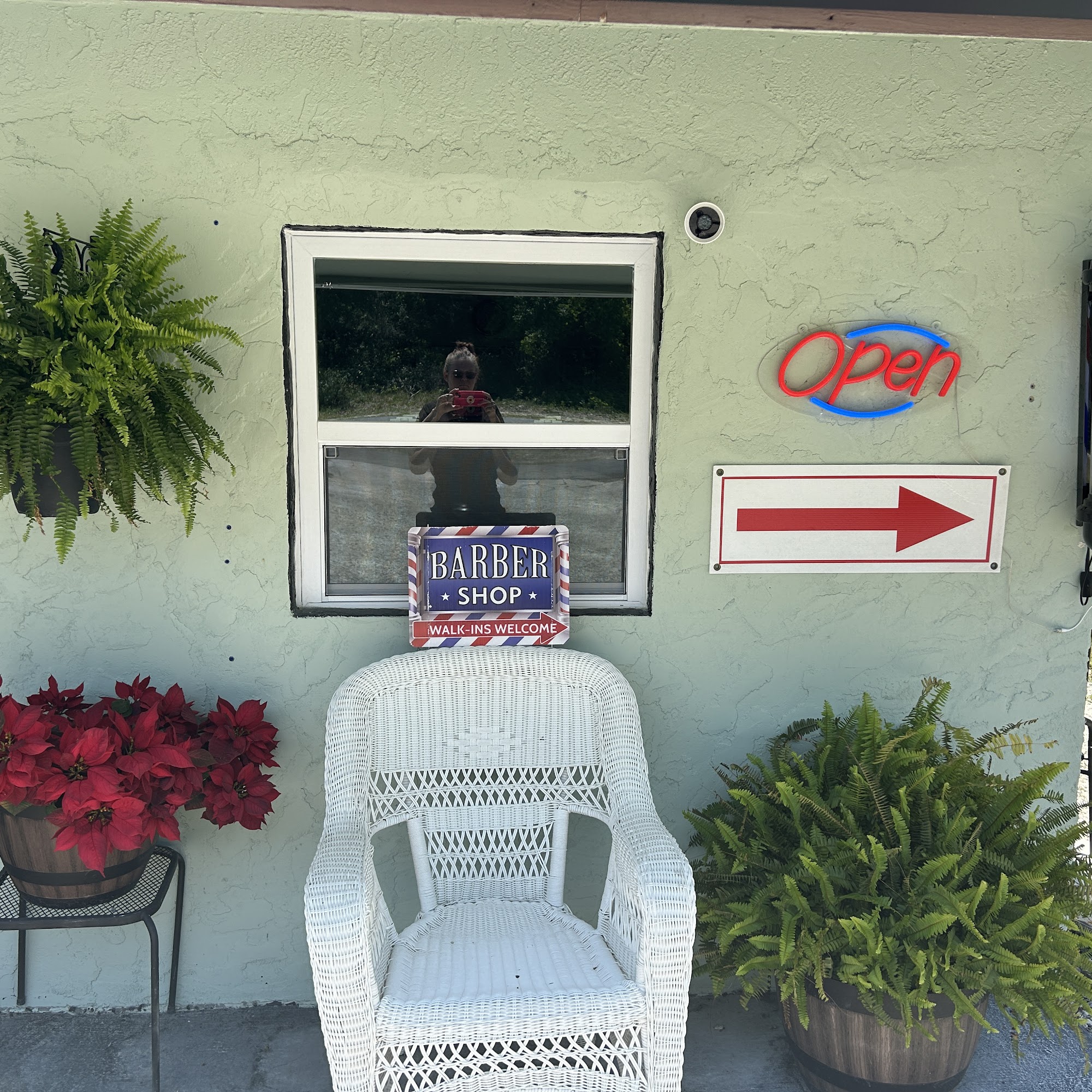 SANDY'S BARBERSHOP 725 SE 9th Cir, Crystal River Florida 34429