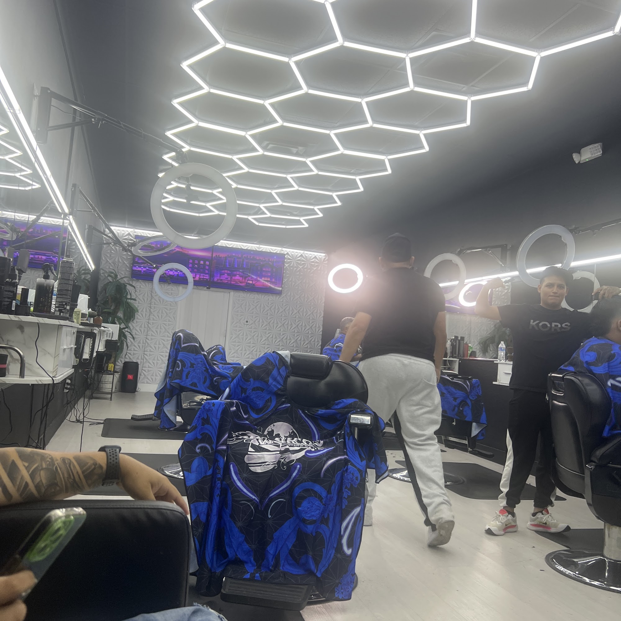 Latín barber shop 4841 N Dixie Hwy, Deerfield Beach Florida 33441