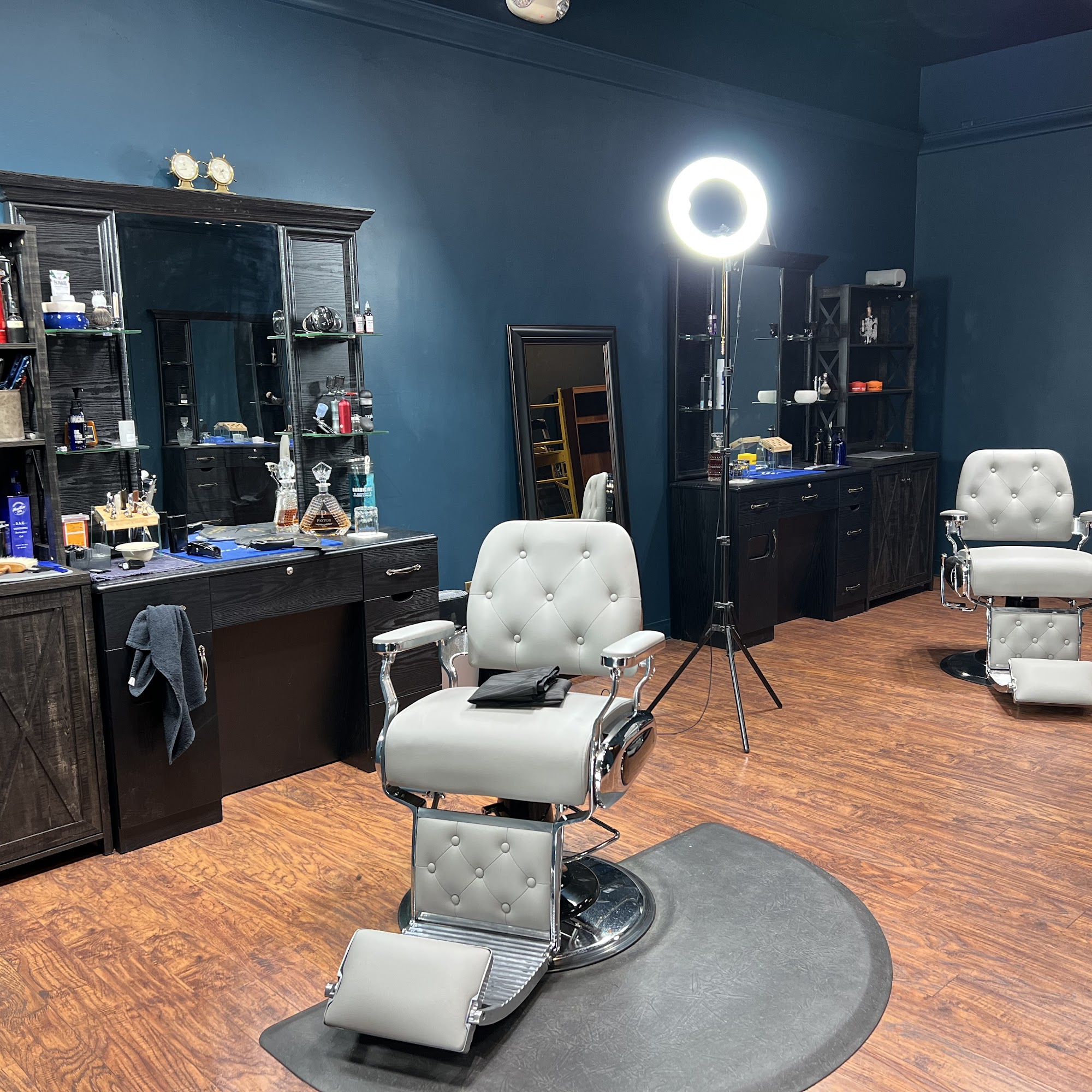 BLUE HAT MEN’s PARLOR 1123 NW 76th Blvd, Gainesville Florida 32606