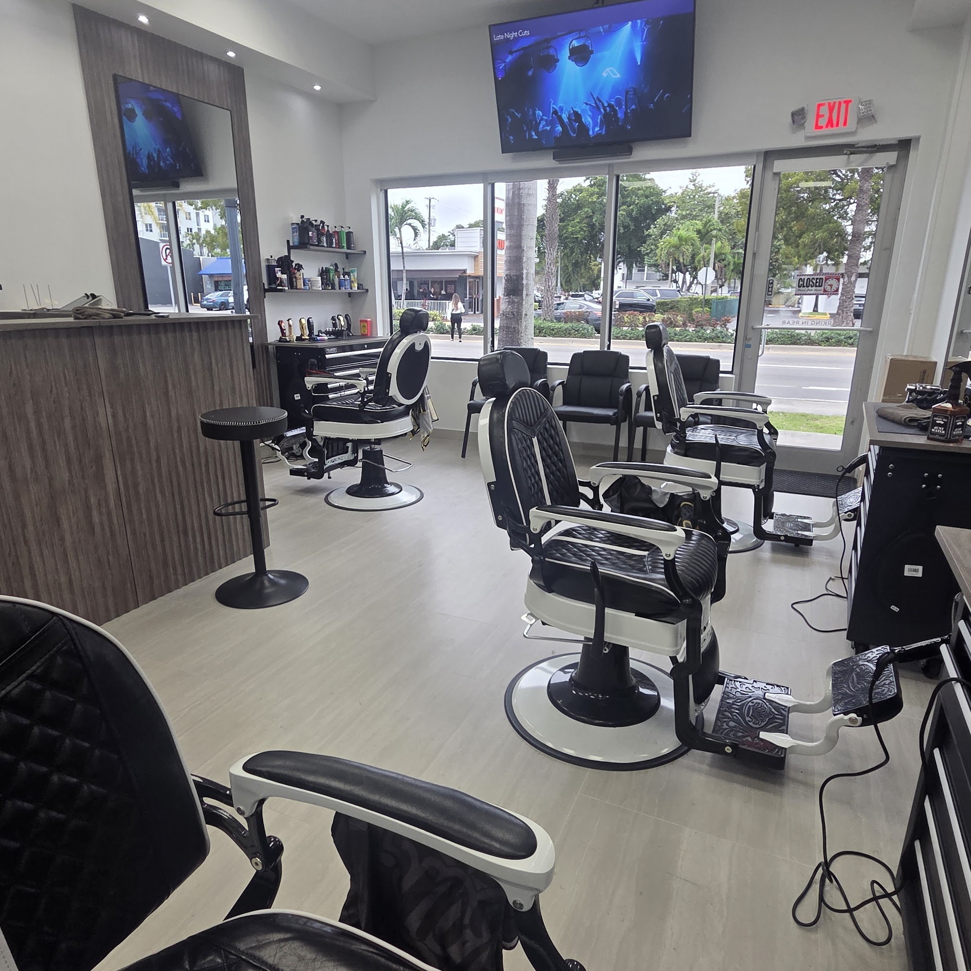 Premium Barbers 218 N Federal Hwy, Hallandale Beach Florida 33009