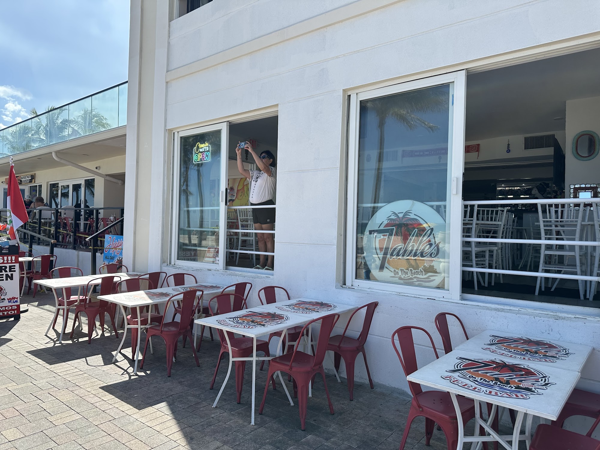 7 Tables On The Beach Hollywood