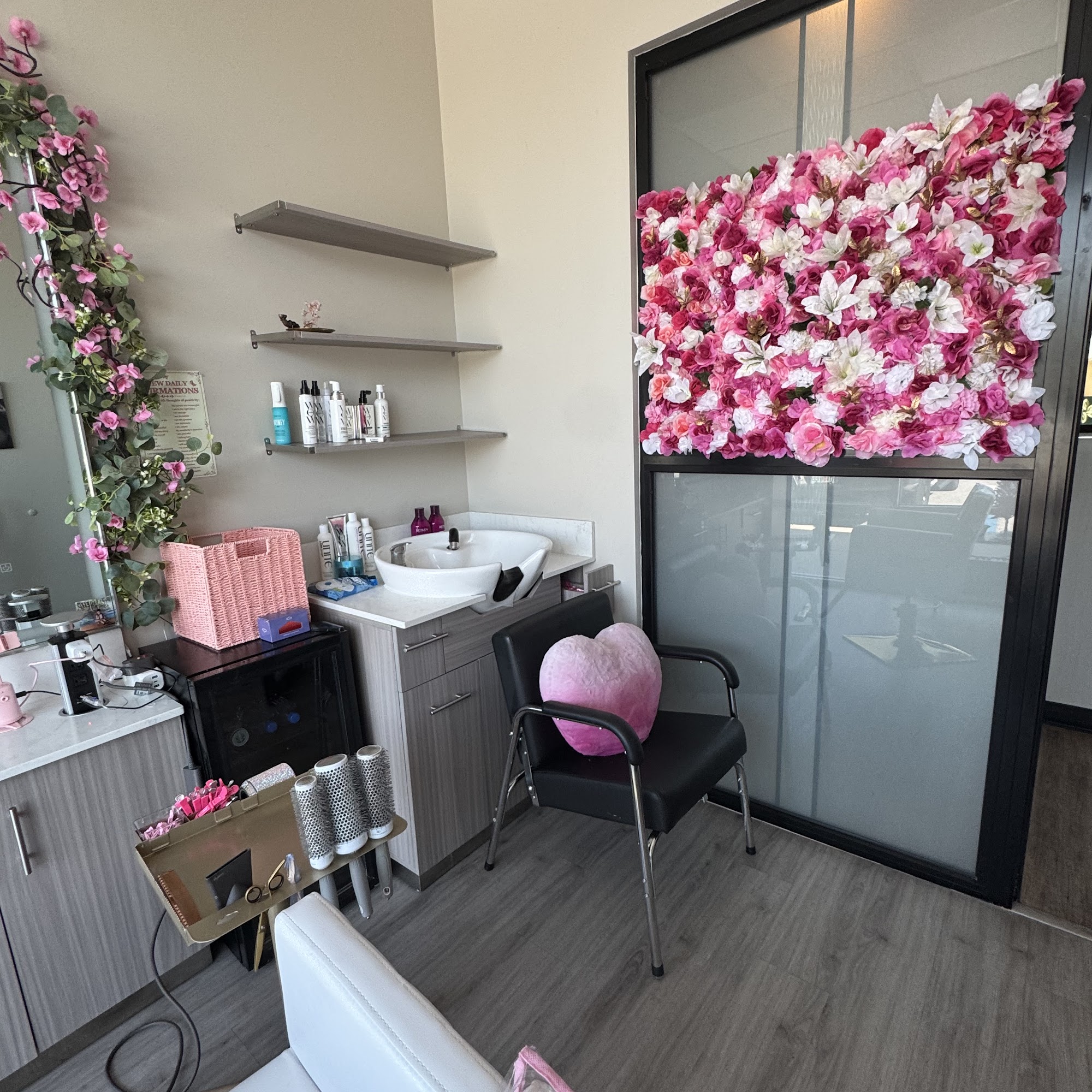 Maned by Mimi Located in Salon Concept Suites #42, 4702 Target Blvd, Kissimmee Florida 34746
