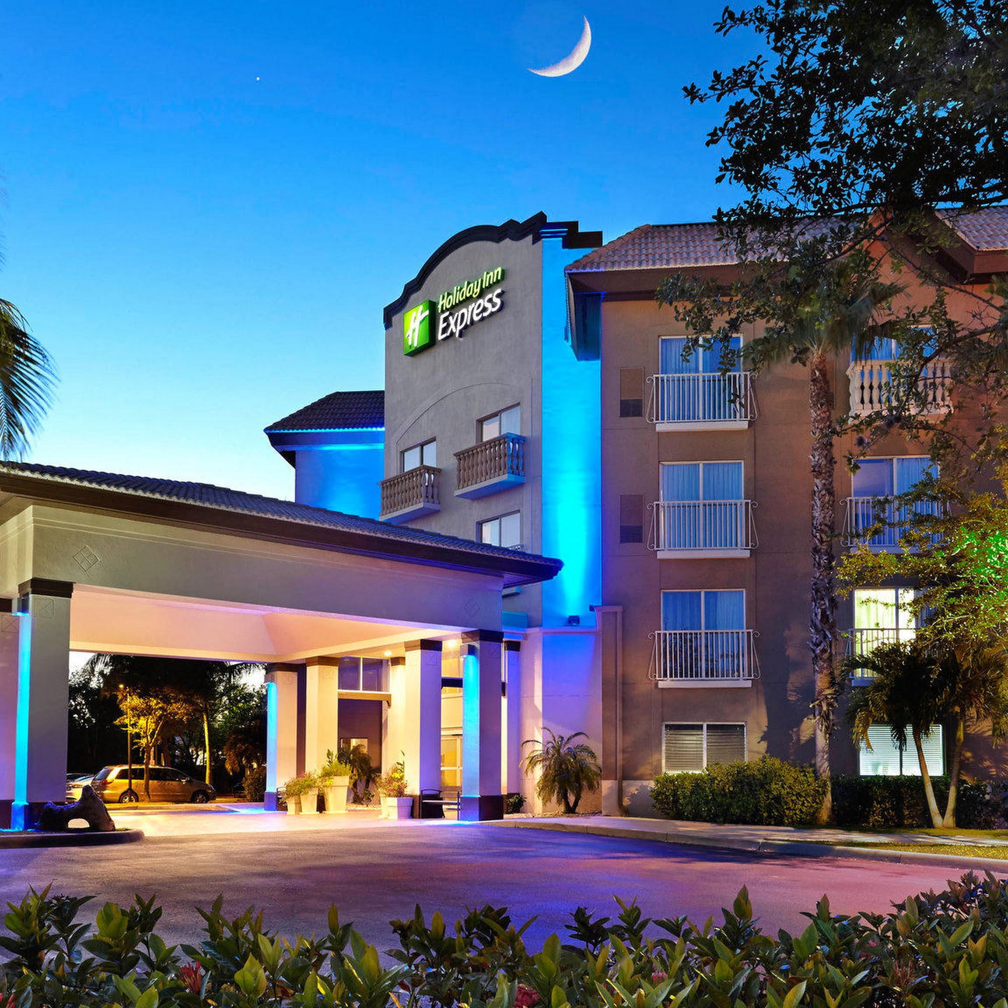 Holiday Inn Express & Suites Naples Downtown - 5th Avenue by IHG