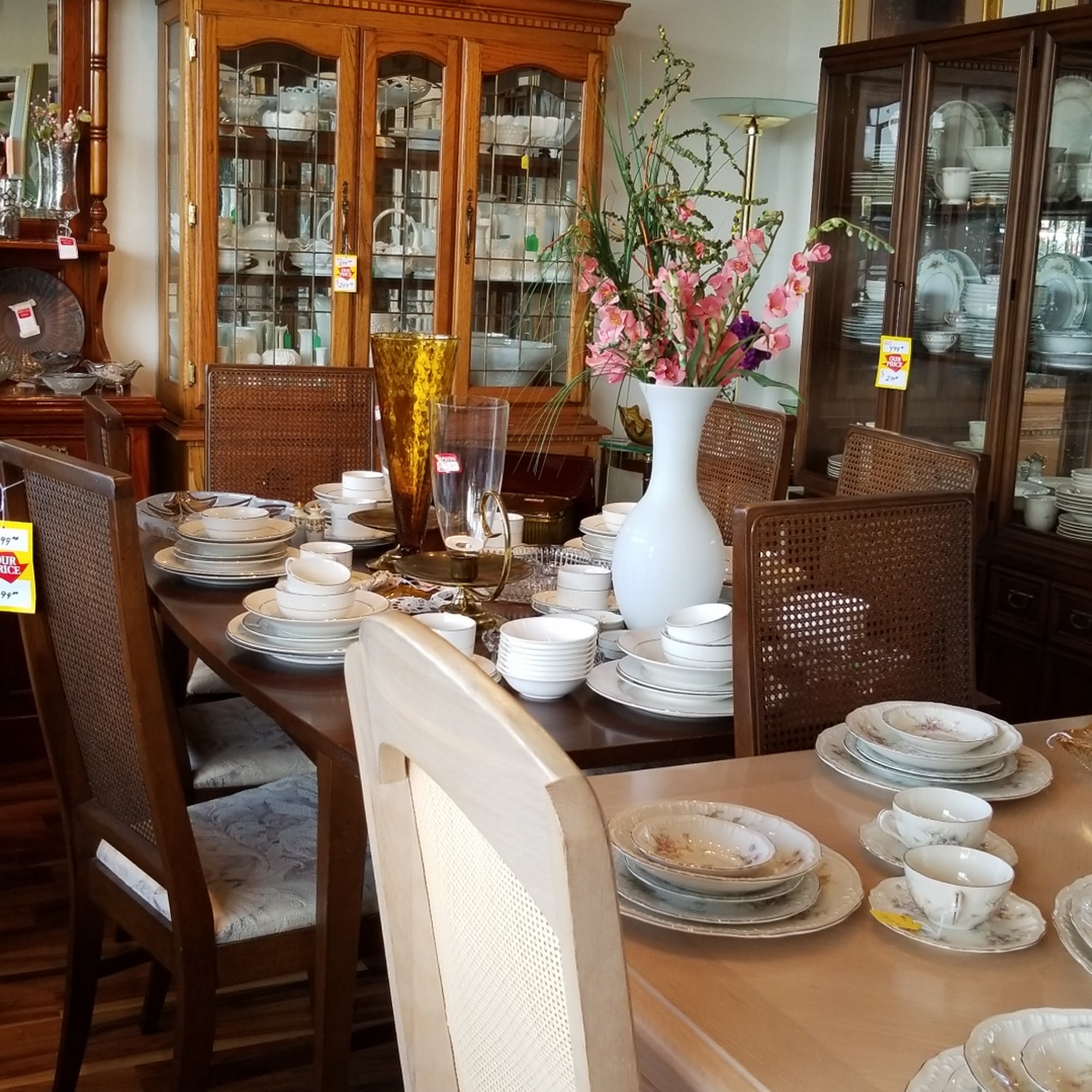 Helping hands thrift & consignment.