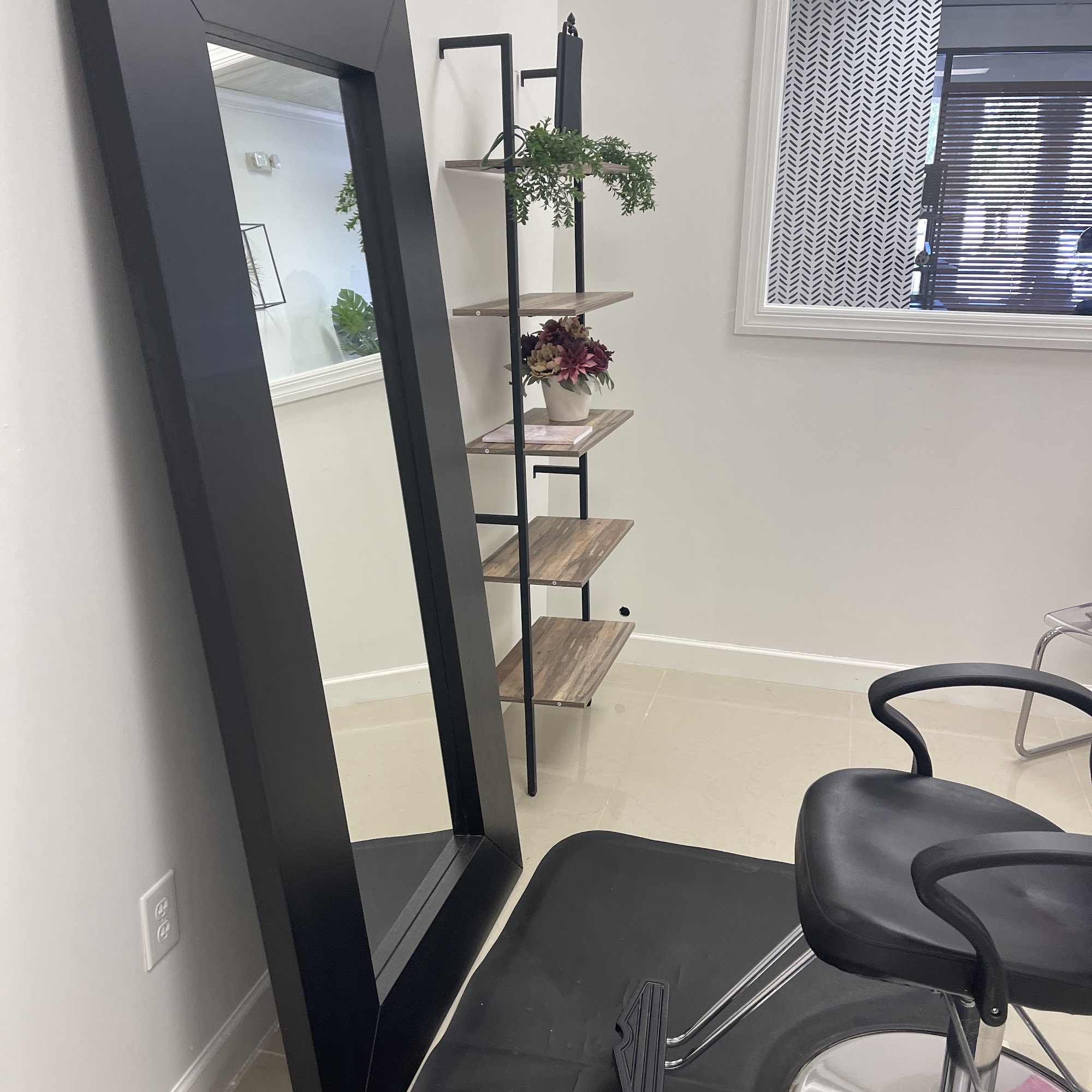 Envious salon suites