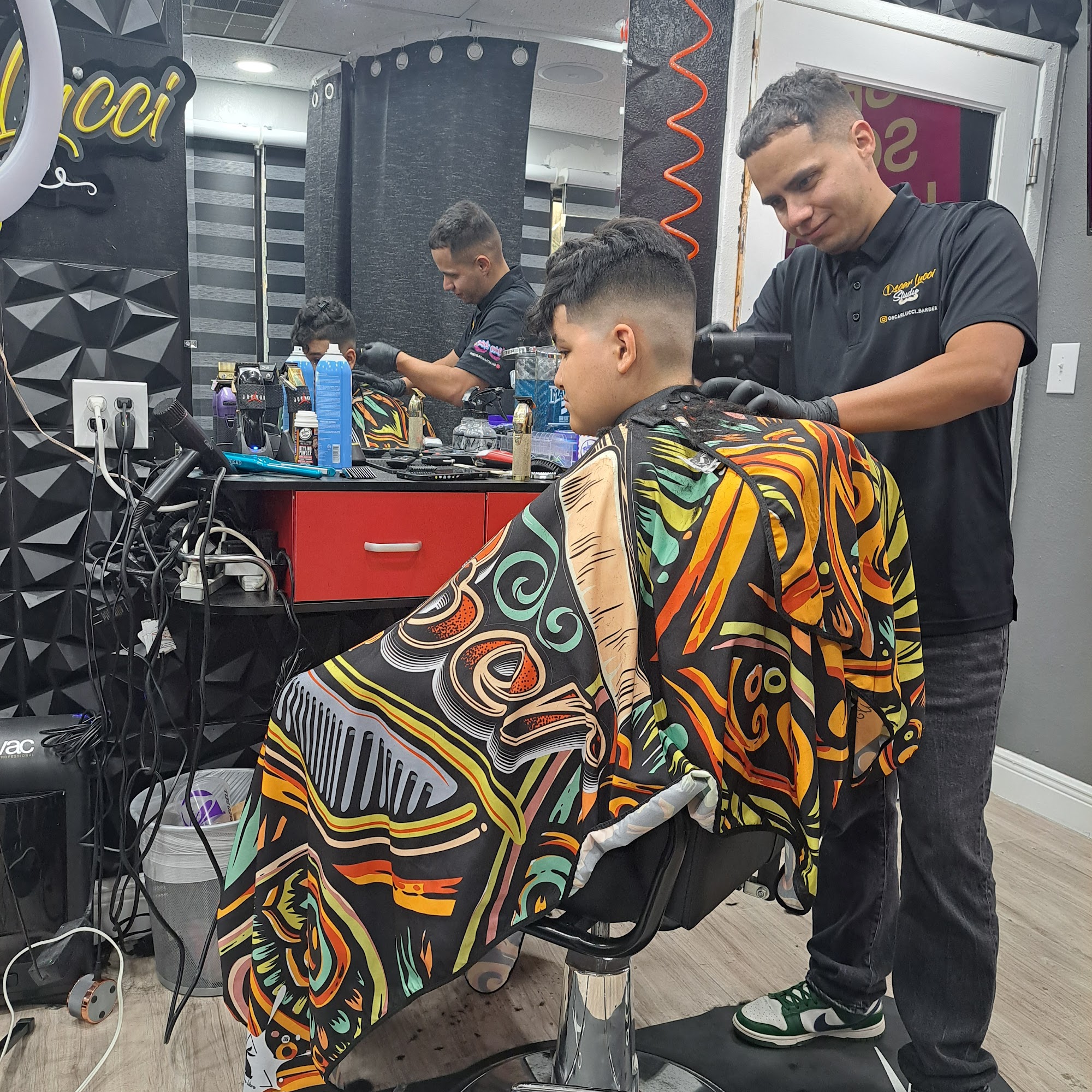 Oscar Lucci Studio - Barbería en Orlando 1233 W Sand Lake Rd Unit #6, Orlando Florida 32809