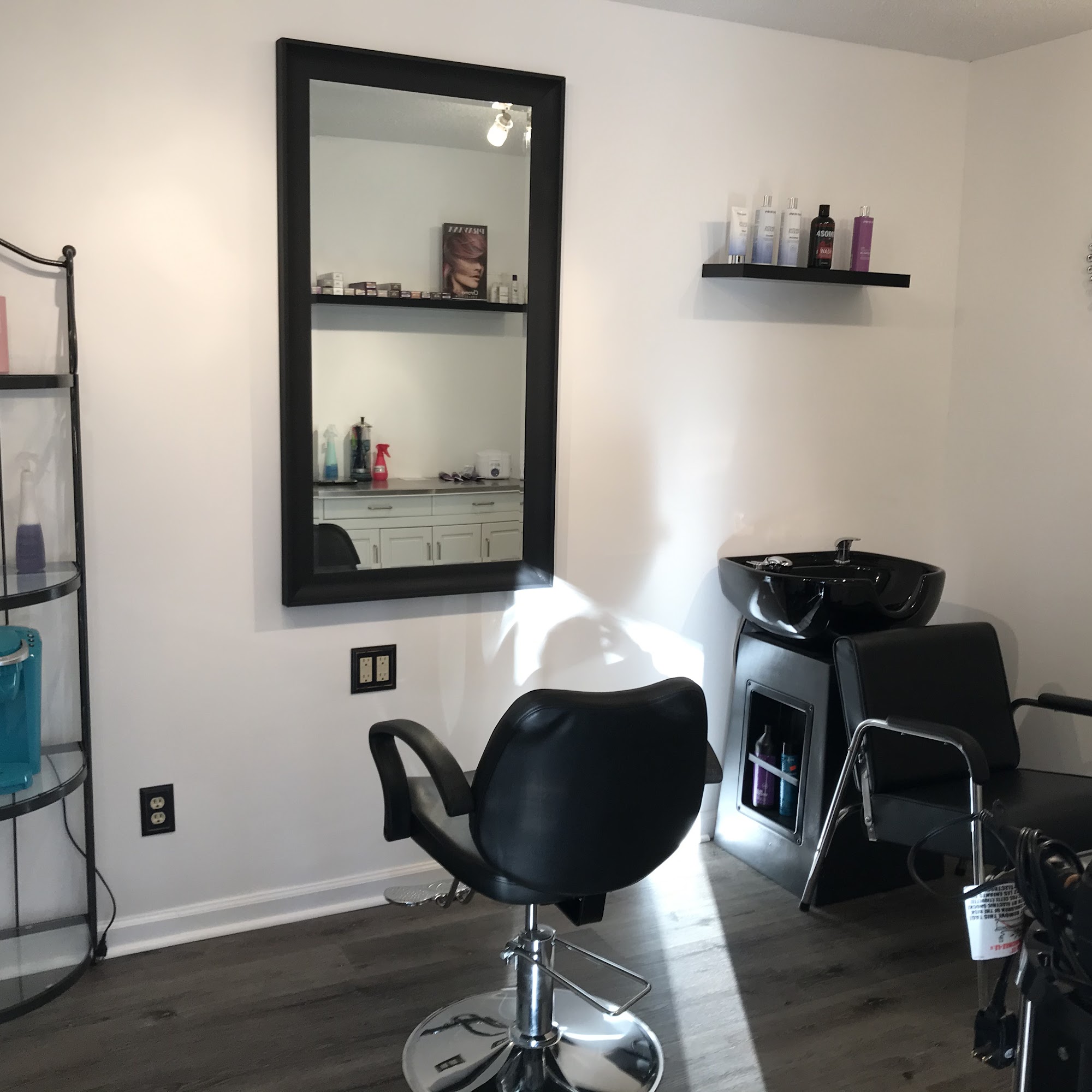 La Petite Salon 233 Long Leaf Trail, Byron Georgia 31008