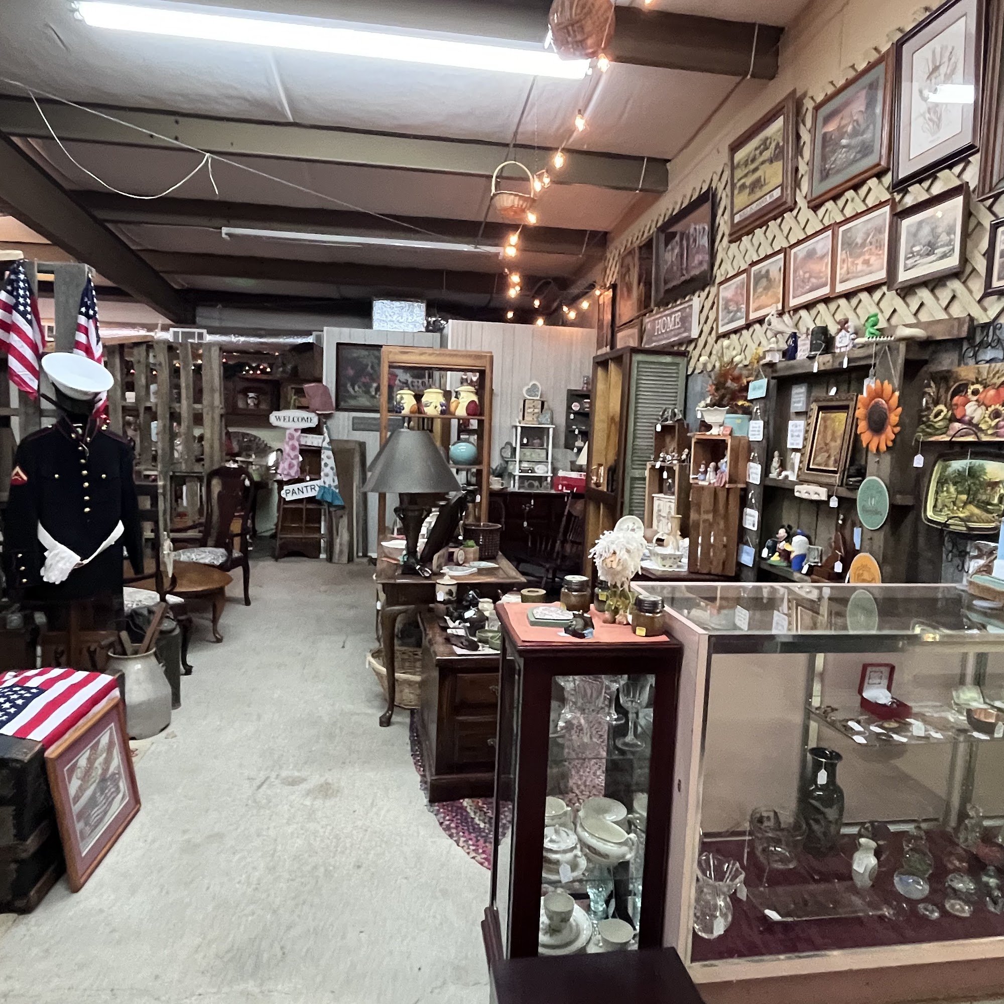 A & J's Hillbilly Hut 1467 Hwy 441, Clayton