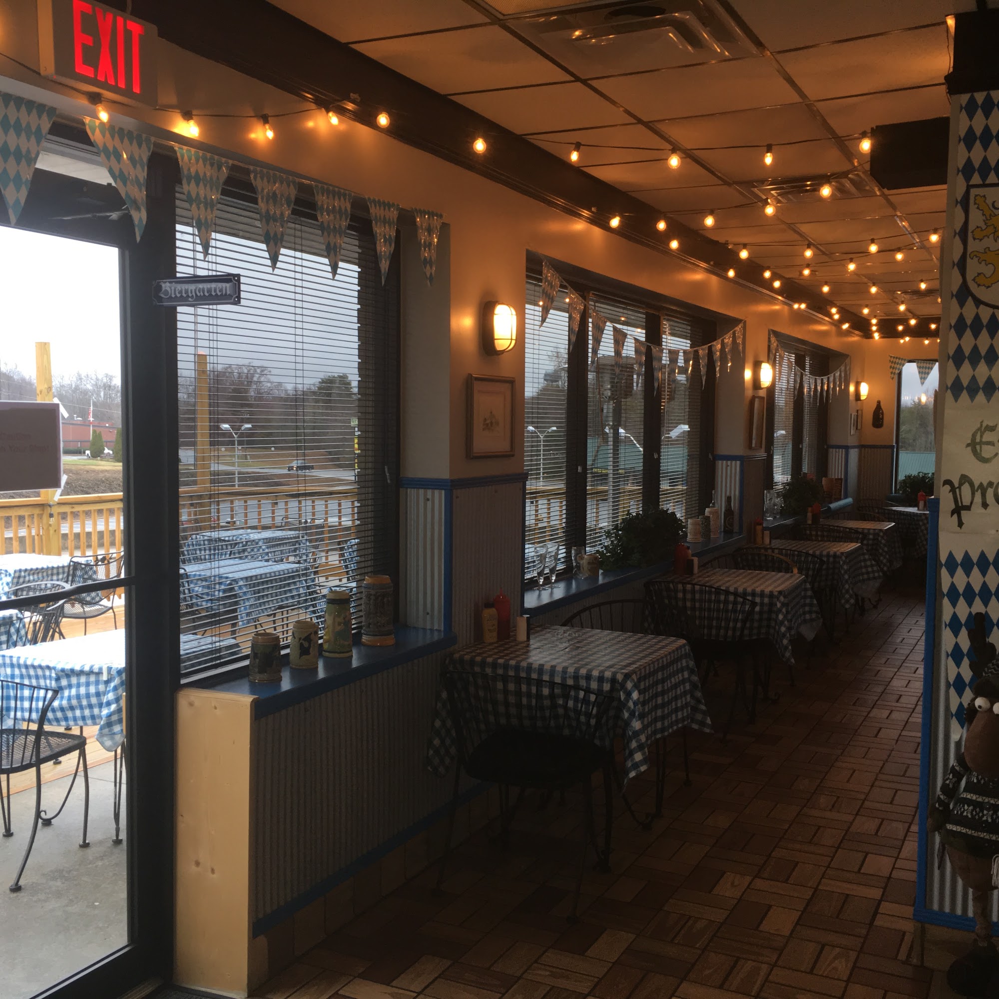 Reens' Bratzeit & Biergarten Dahlonega