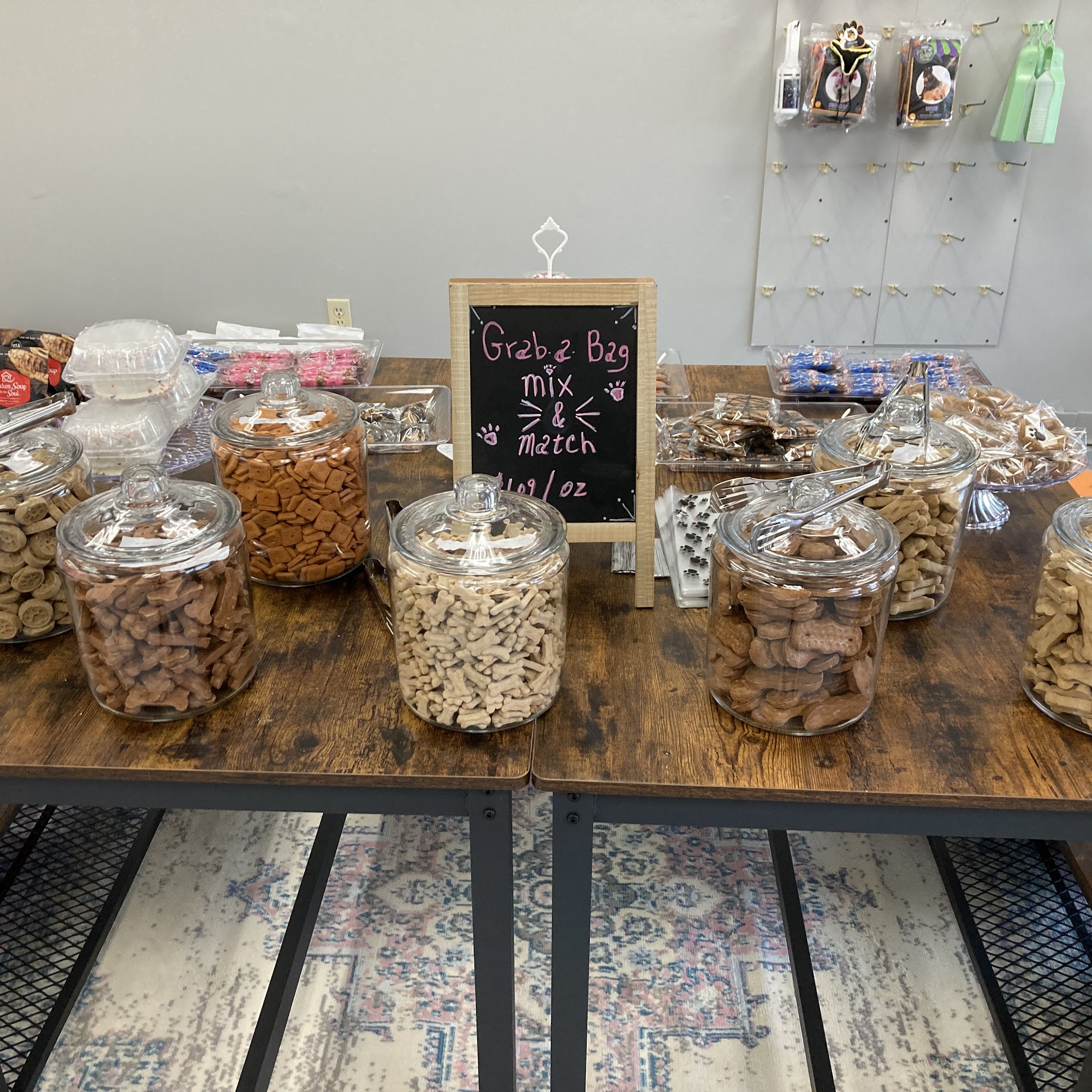 Paws Boutique, Bakery & Grooming 477 Lumber City Hwy, Hazlehurst Georgia 31539