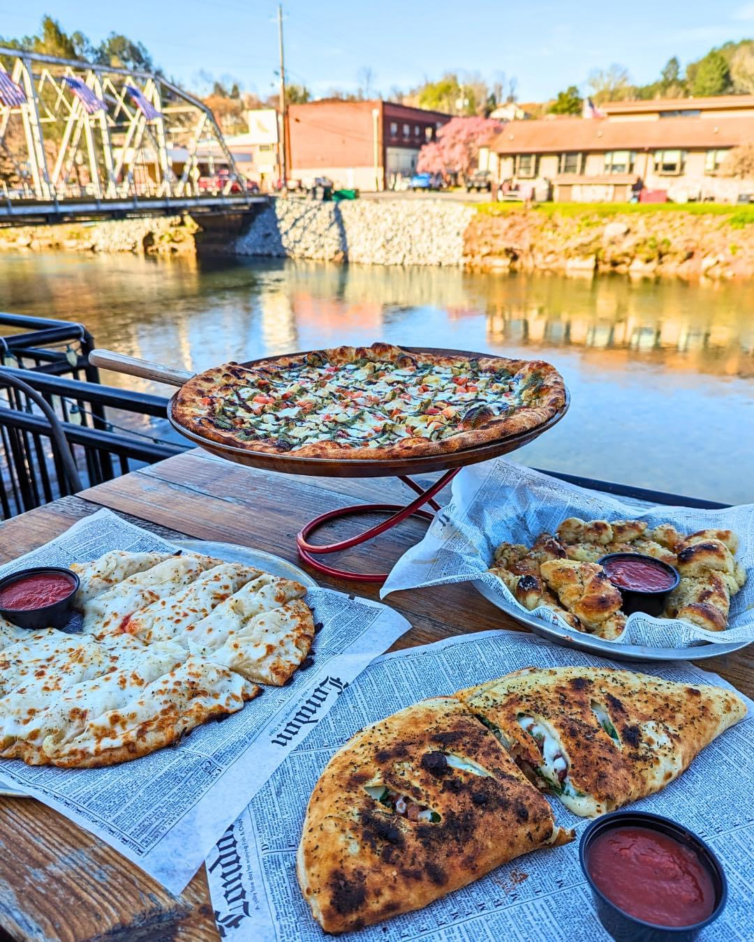 Twisted Tomato - McCaysville: Pizzeria McCaysville