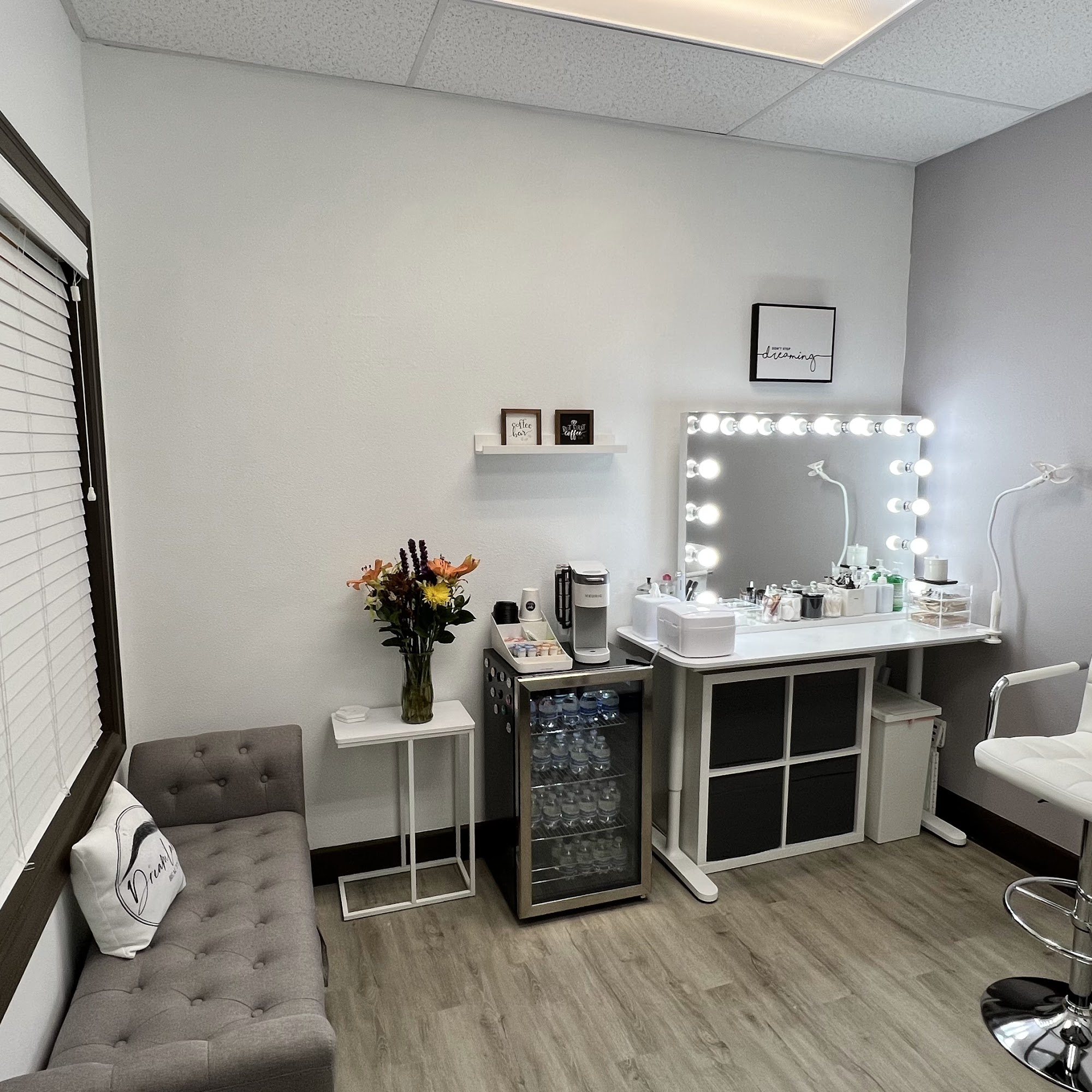 Dreamland Beauty Bar 2860 N Broadway, Chicago Illinois 60657