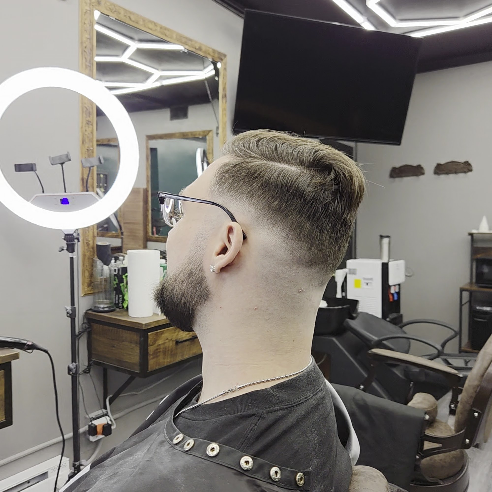 Fade O'Clock Barber studio 2419 W North Ave, Chicago Illinois 60647