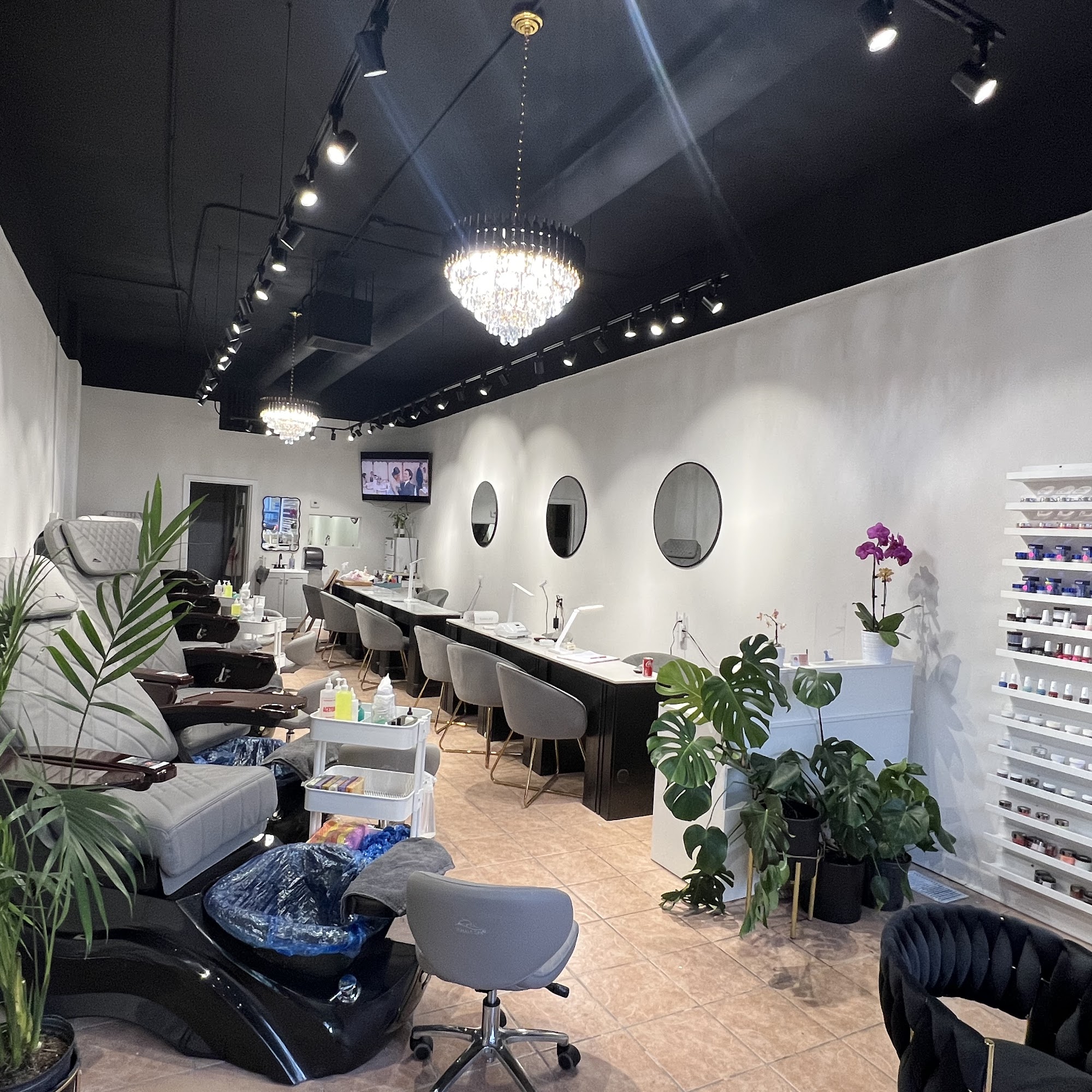 Mary’s Hot Nails 2 (Ashland & Irving Park)