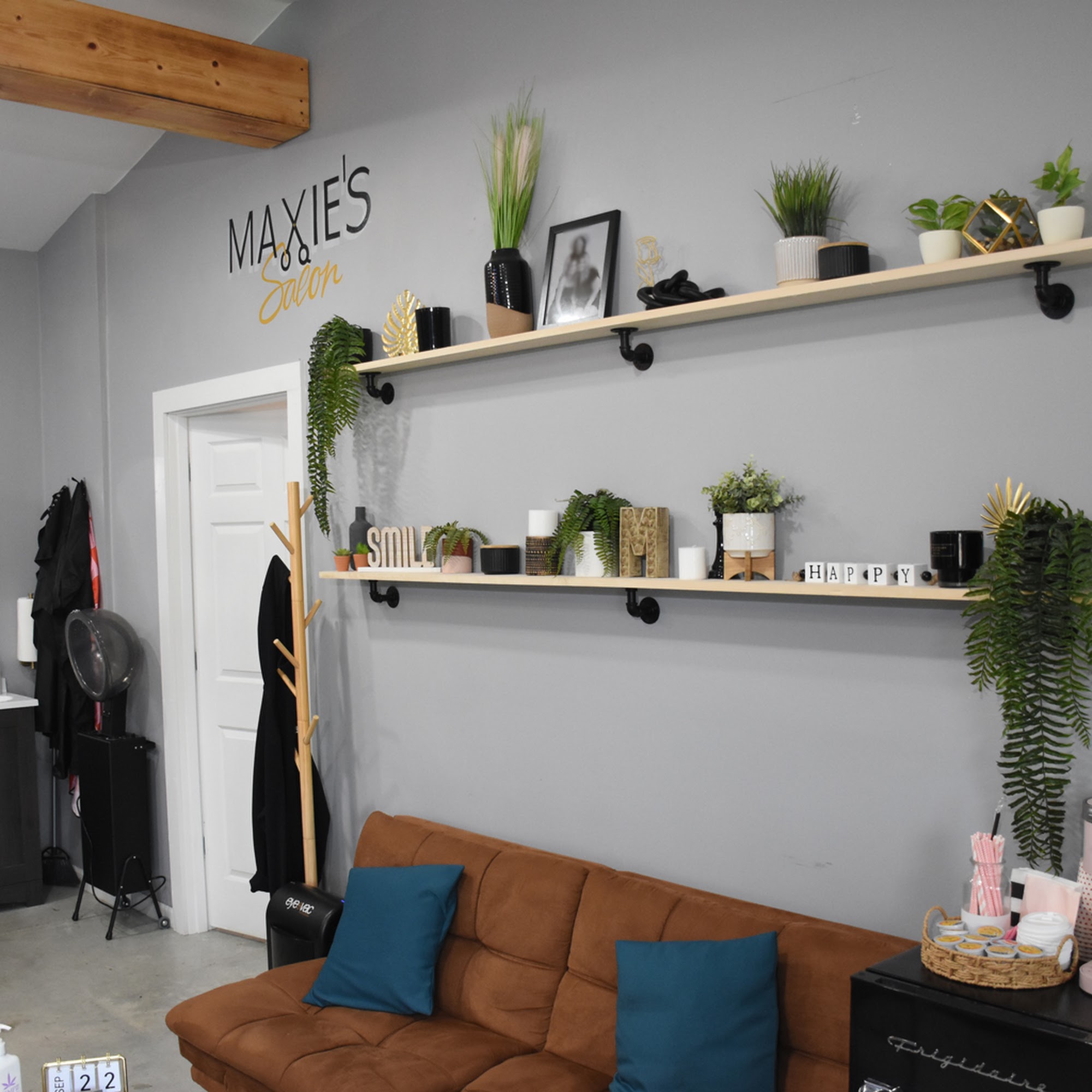 Caitlyn & Company (Maxie’s salon)