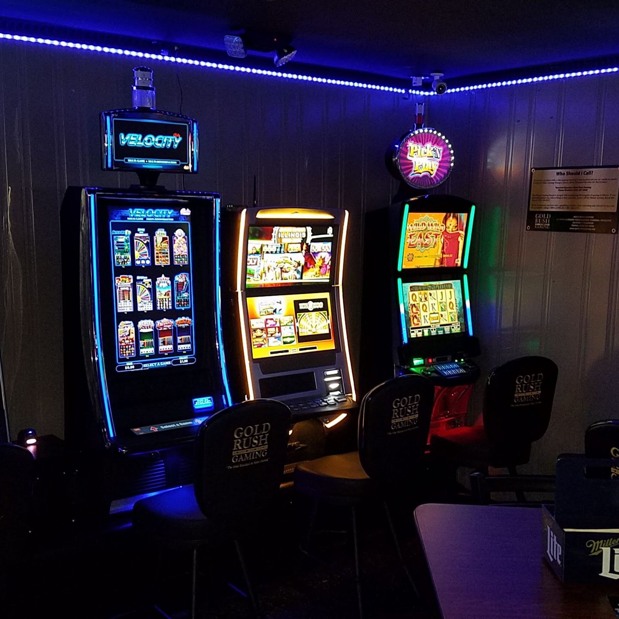 Rail House Slots & Wings Round Lake