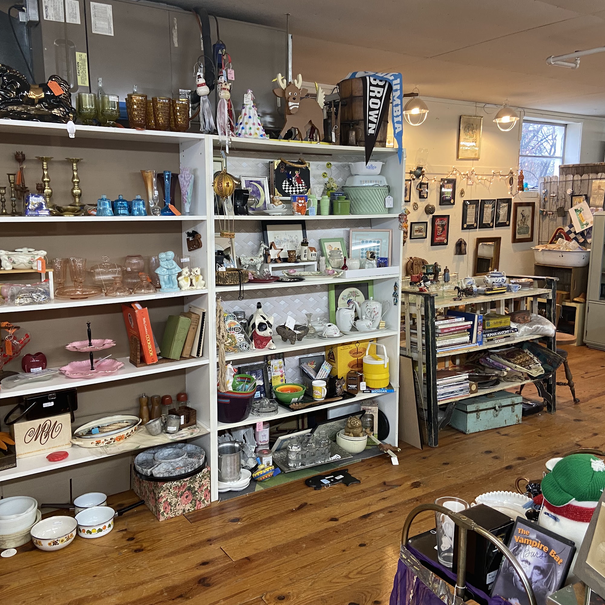 Yesterday's Treasures Antique Mall 700 Broadway Chesterton Indiana 46304 Chesterton
