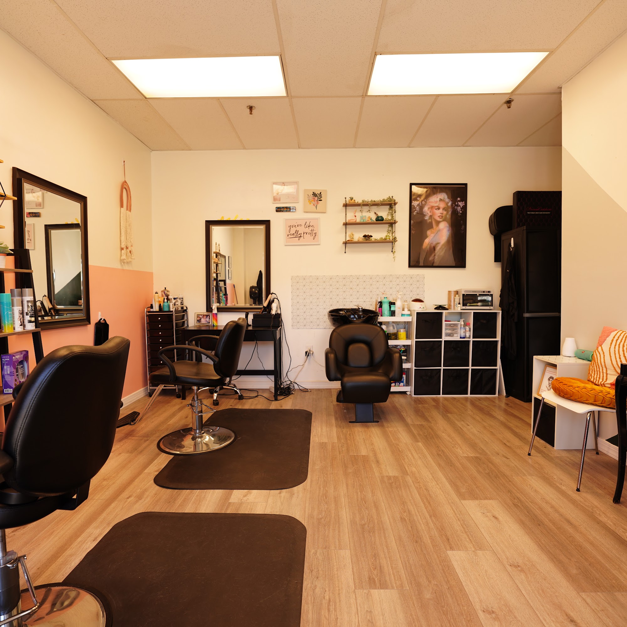 Salon Aura / Hair Color Studio 1607 Cottage Ave, Columbus Indiana 47201